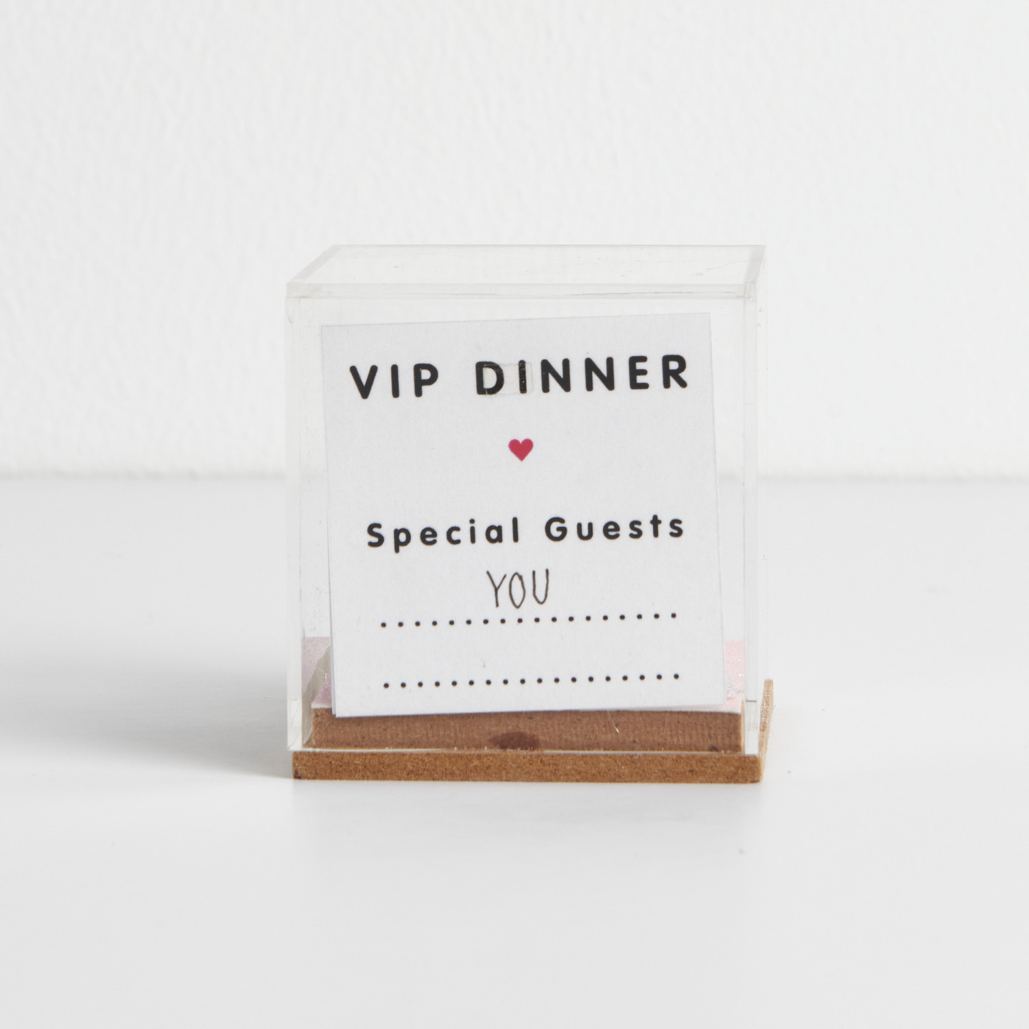 Figurico Dekohaube Würfel mit VIP Dinner-Karte, transparentes Design von Rico Design auf Holzsockel.