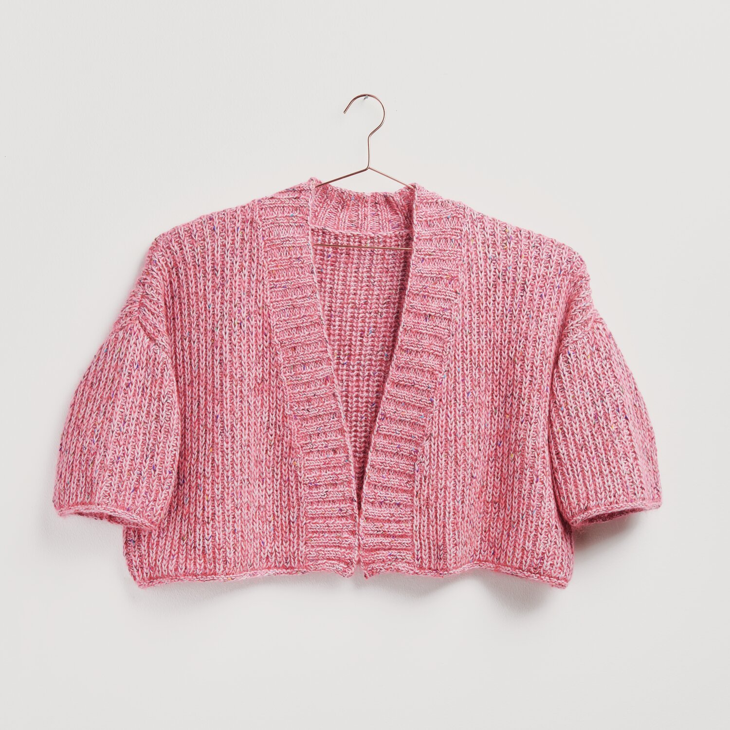 Strickset Kimono-Jacke Modell 34 aus Made by Me No. 20 in Mauve, gestrickt aus weicher Baumwolle und Mohair, präsentiert auf einem Kleiderbügel.