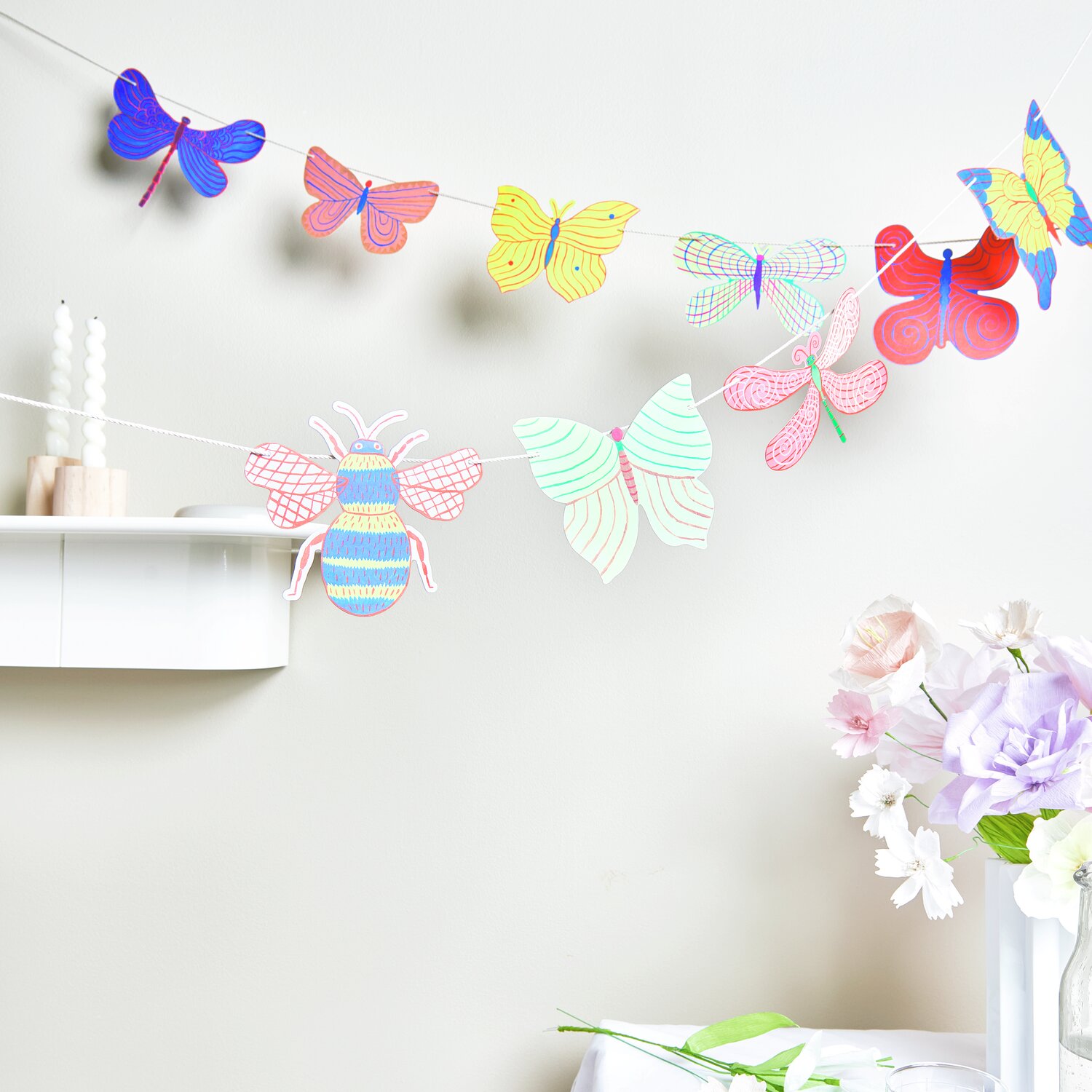 Girlande Midsommar Magic Insekten von Rico Design, 3m lang, zeigt bunte Schmetterlinge und Bienen.