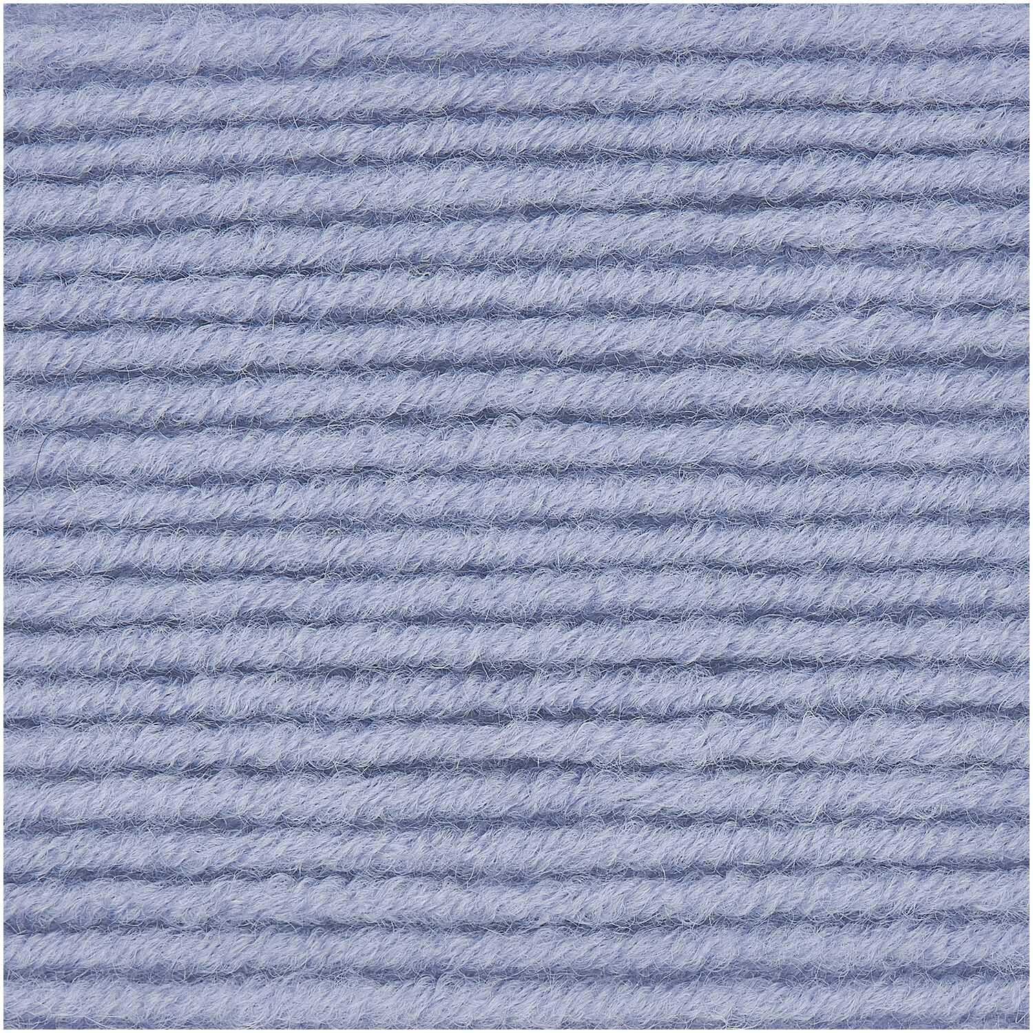 Classik Wolle in Veilchen von Wolle Rödel, 50g 90m. Nahaufnahme von weicher, violetter Strickwolle.