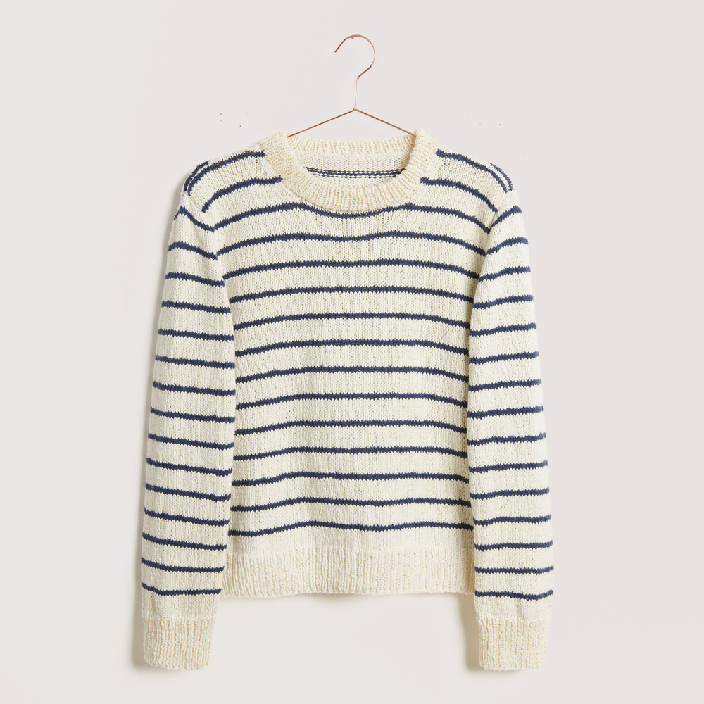 Gestreifter Pullover auf grauem Hintergrund – zum Strickset