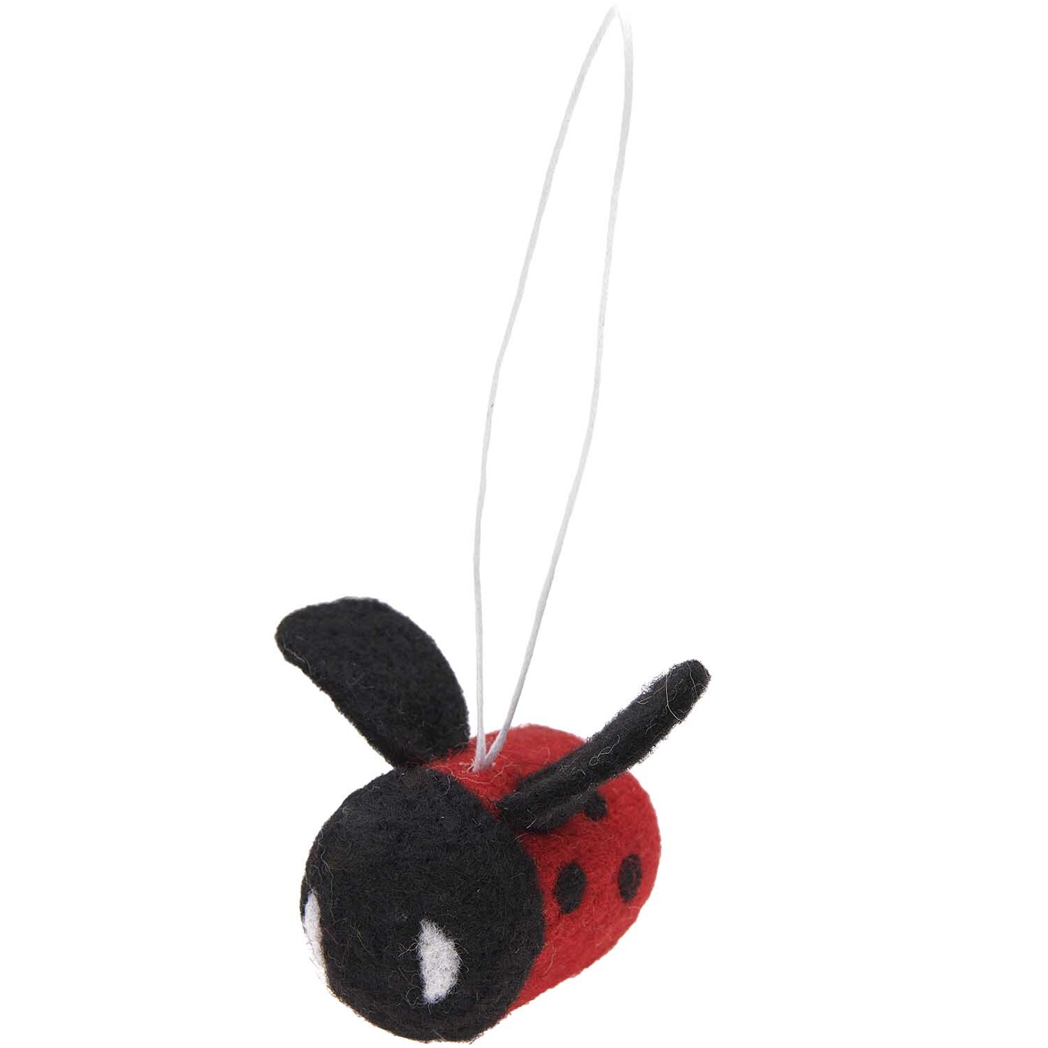 Filz-Marienkäfer zum Hängen 6,5x6,5cm von Rico Design. Roter und schwarzer Filz-Marienkäfer mit Aufhängung. Ideal für Dekorationen.