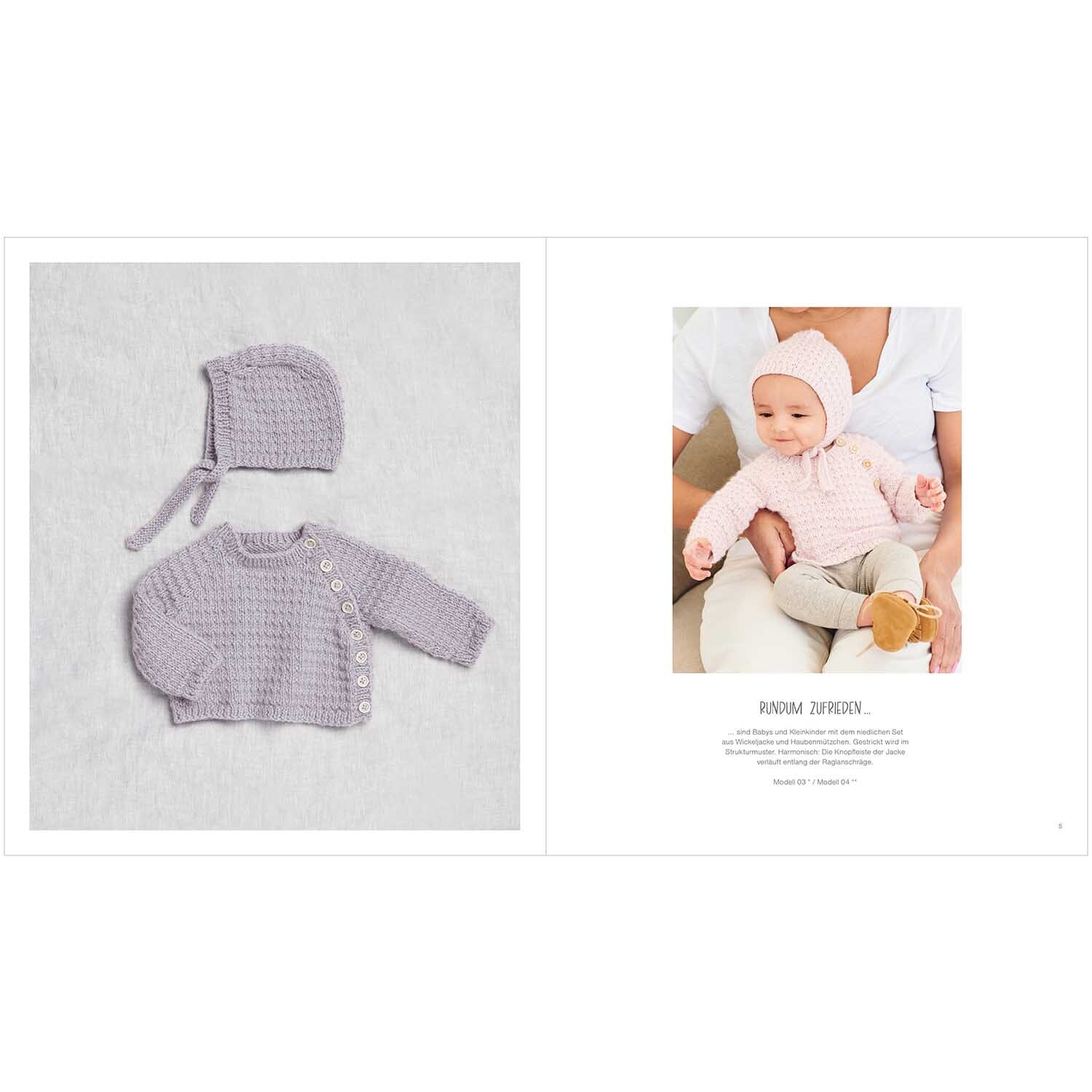 Rico Baby Heft Nr.38 zeigt ein Baby in einem gestrickten, lila Outfit von Rico Design mit passender Mütze.