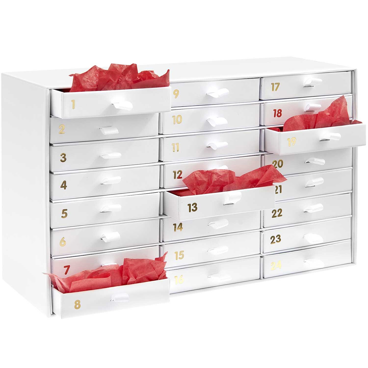 Adventskalender Box mit 24 weißen Schubladen und goldenen Zahlen, gefüllt mit rotem Papier. Ideal für kreative Weihnachtsüberraschungen.