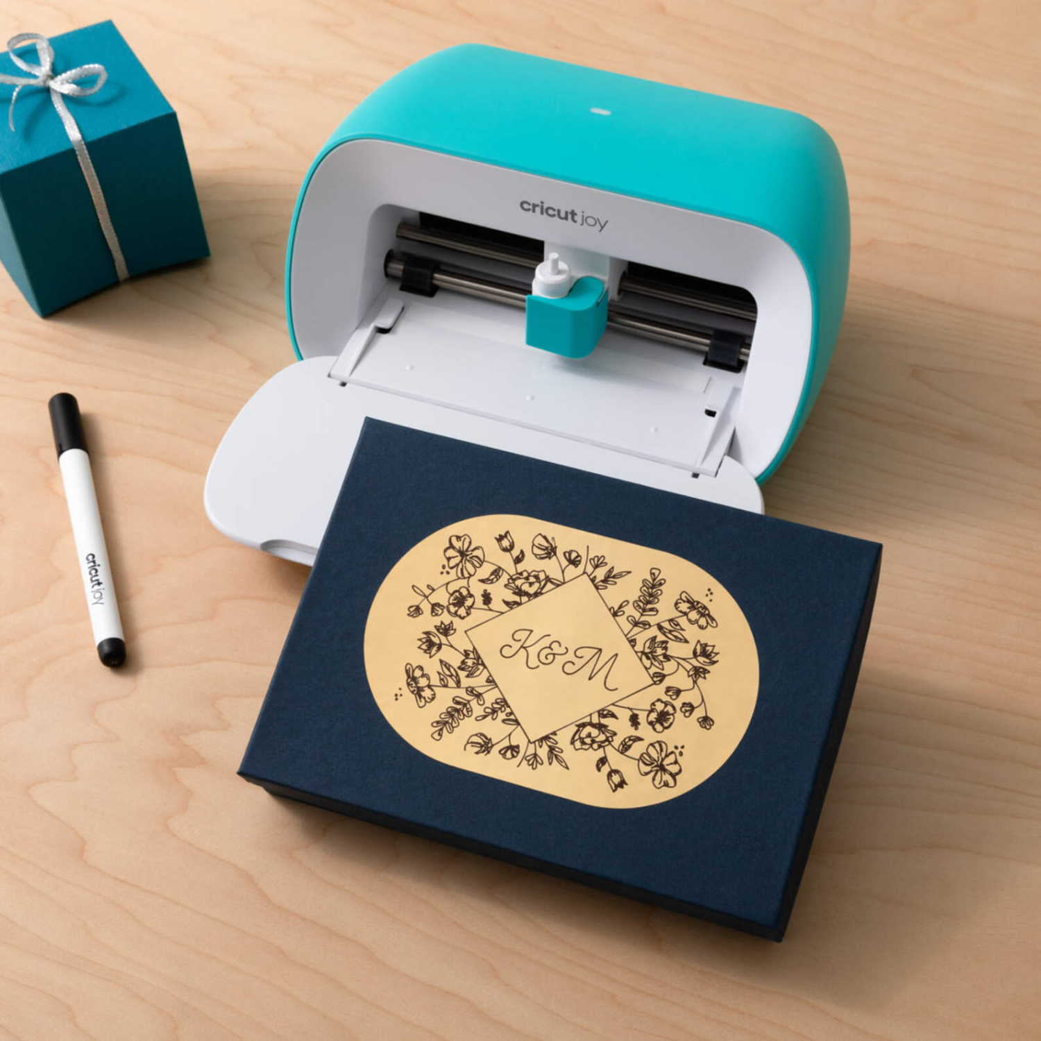 Joy Smart Vinyl Permanent Writable, gold, 14x33cm 4 Blätter, verziert eine Karte neben Cricut Joy.