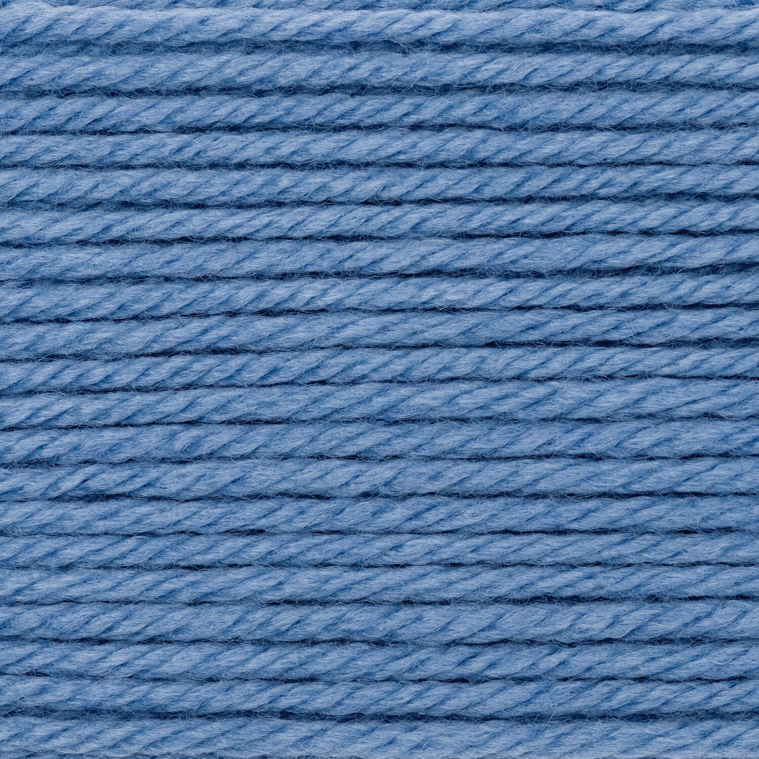 Essentials Mega Wool chunky, weiches Strickgarn von Rico Design in kühlem Blauton, dicht aufgewickelt in Nahaufnahme, Subtitel 100g 115m sichtbar