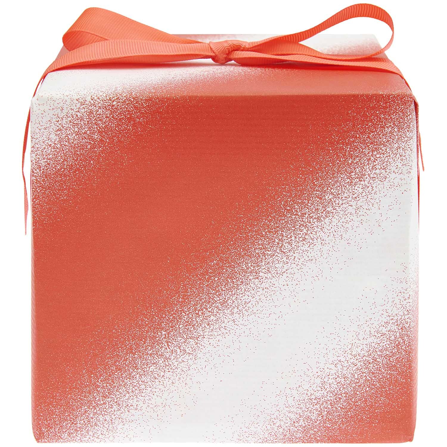 Paper Poetry Geschenkpapier zeigt ein rotes Spray-Streifen-Design, verpackt mit einer Schleife.
