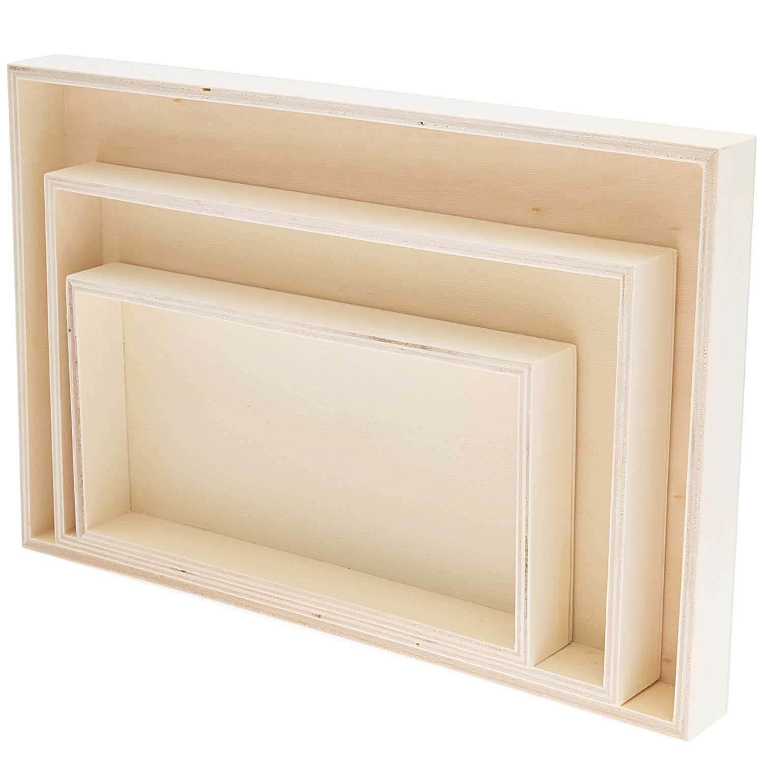 Holztablett rechteckig, 3-teilig von Rico Design. Stapelbare, naturfarbene Tabletts in verschiedenen Größen.