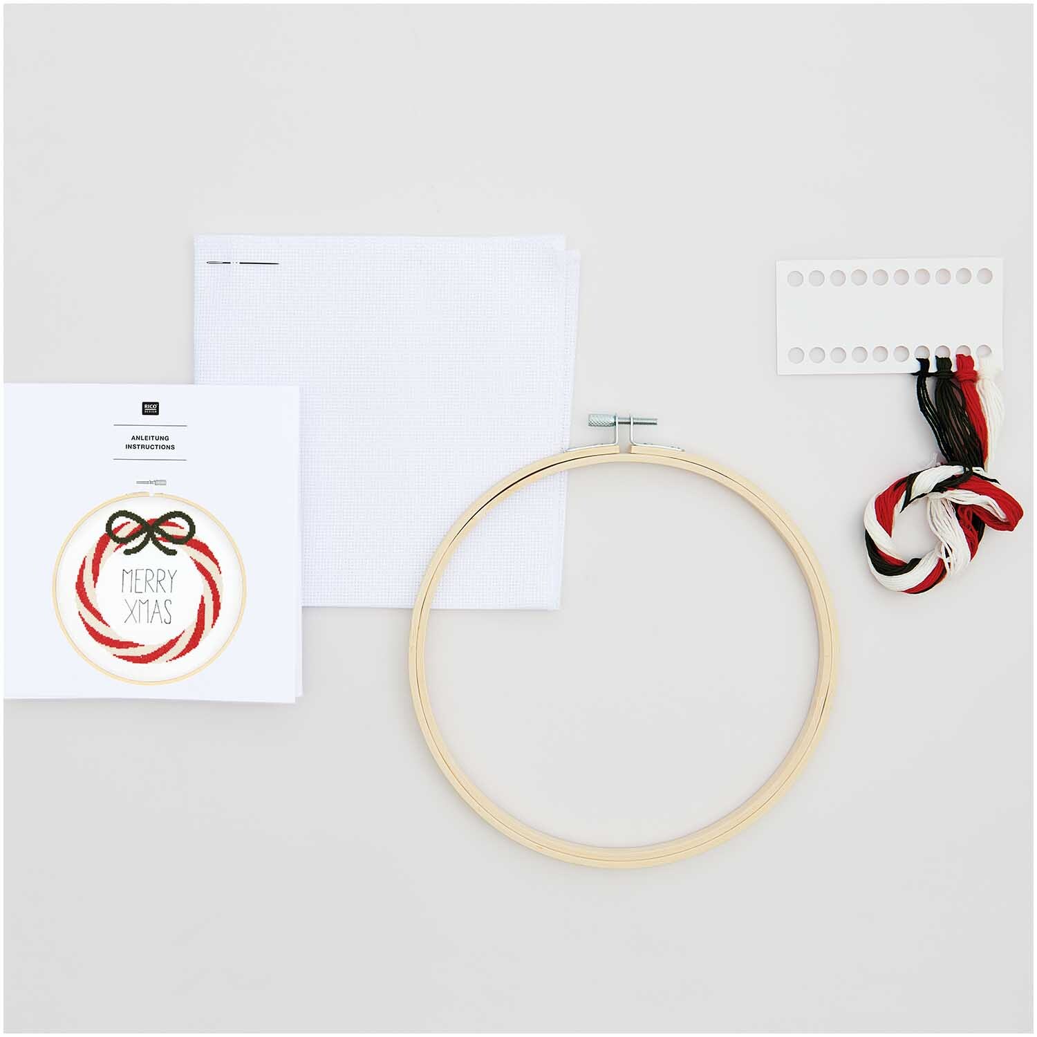 Stickpackung mit Kranzmotiv in Rot-Weiß, Ø20,5cm, von Rico Design. Enthält Stickrahmen, Garn und Anleitung.