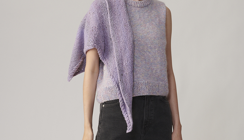 Strickanleitung Dreieckstuch aus Fashion Cotton Light & Long Tweed dk: Lila Tuch über Schulter, getragen mit ärmellosem Oberteil und schwarzem Rock.