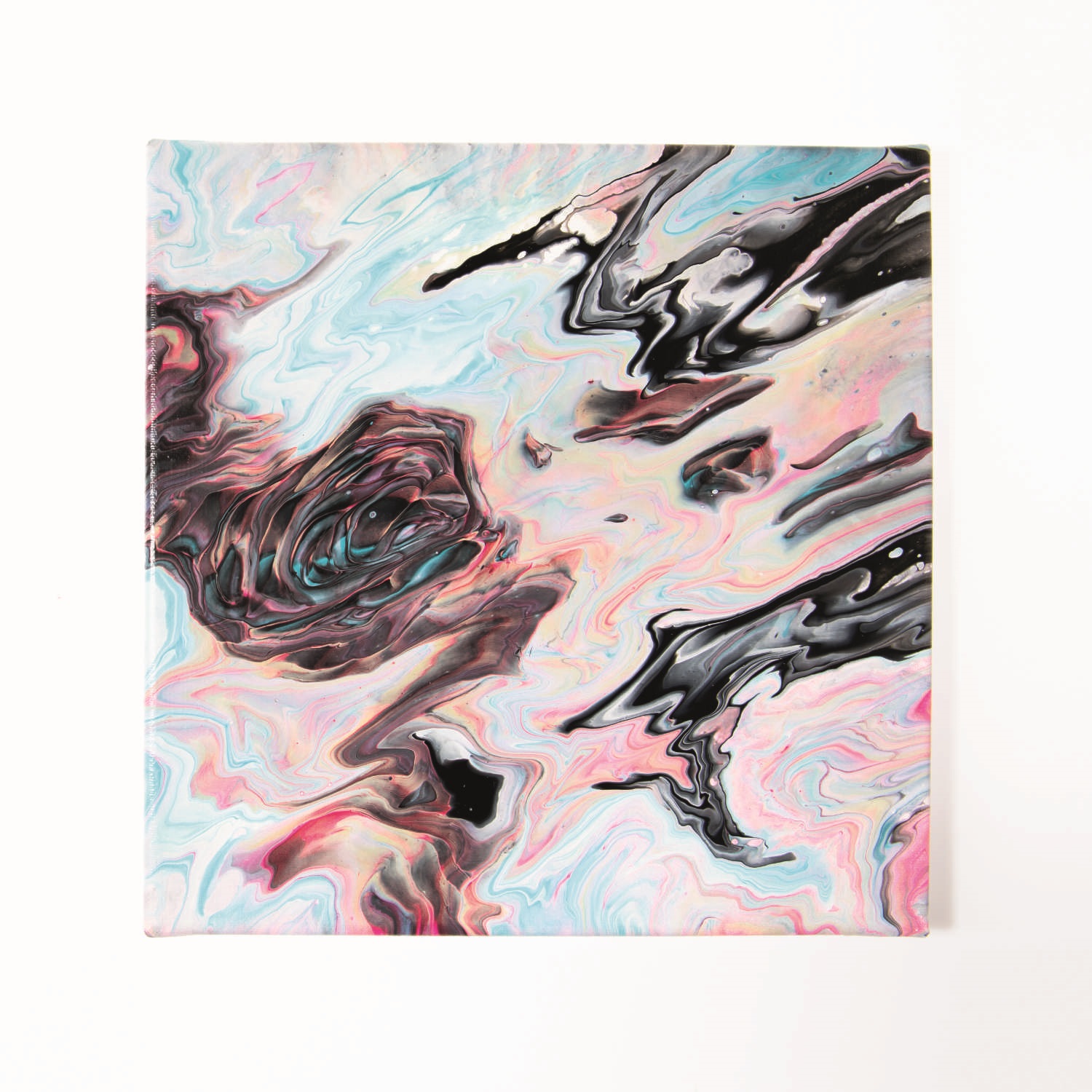 Blau-rosa-schwarzes Bild mit Acrylfarben auf Keilrahmen gegossen, befindet sich auf weißem Hintergrund.