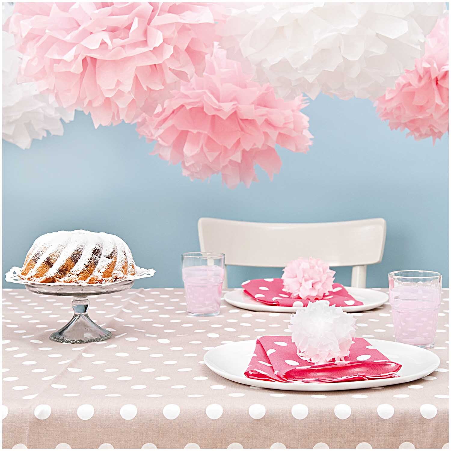 Paper Poetry Seidenpapier mit rot-weißen Punkten dekoriert einen Tisch mit Torte und Pompons. Ideal für festliche Anlässe.