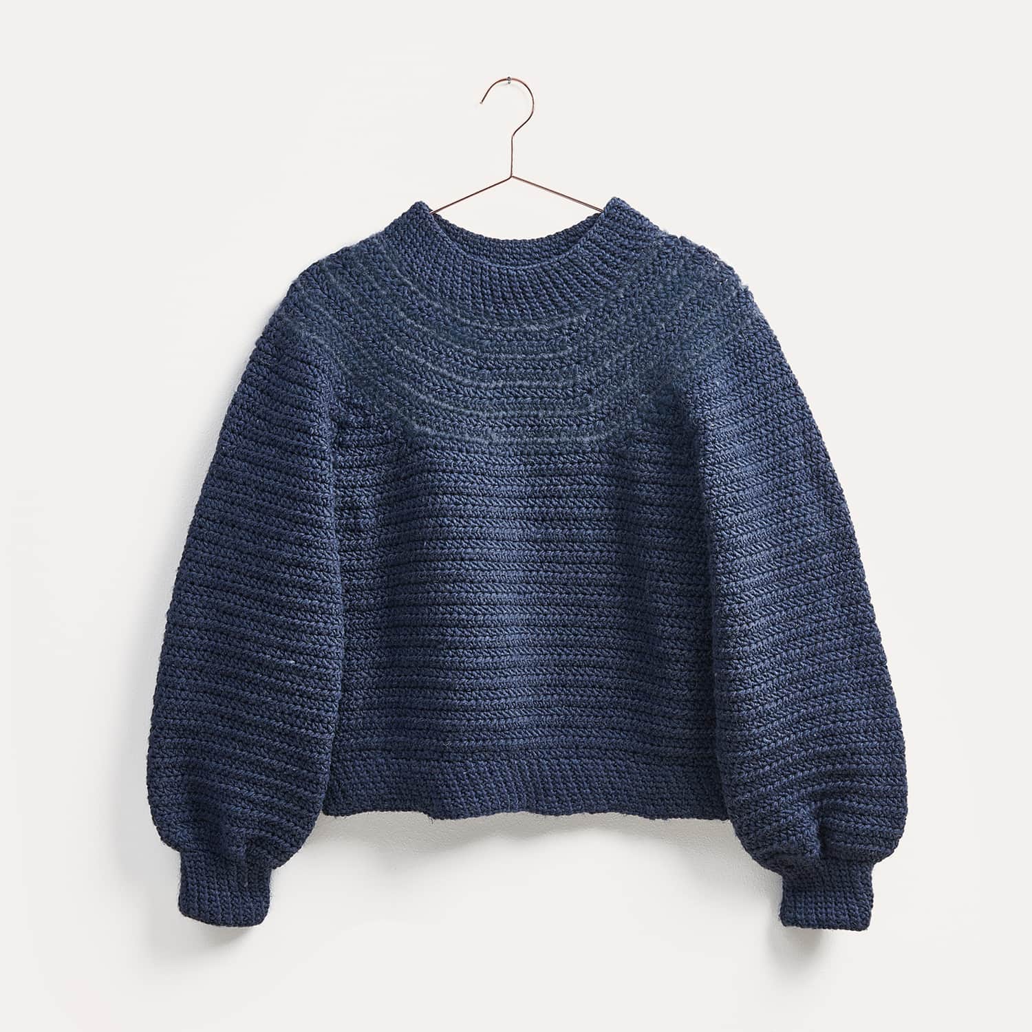  Gehäkelter Pullover in Dunkelblau: Modell 13 aus dem Heft Winter Crochet Collection