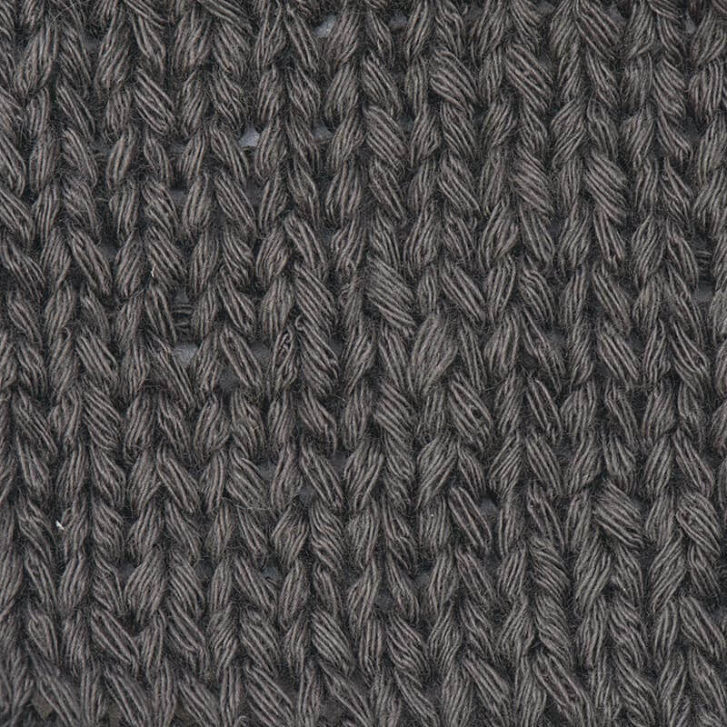 Fashion Balance dk: Nahaufnahme von gestricktem Garn in dunklem Ton, ideal für kreative Projekte.