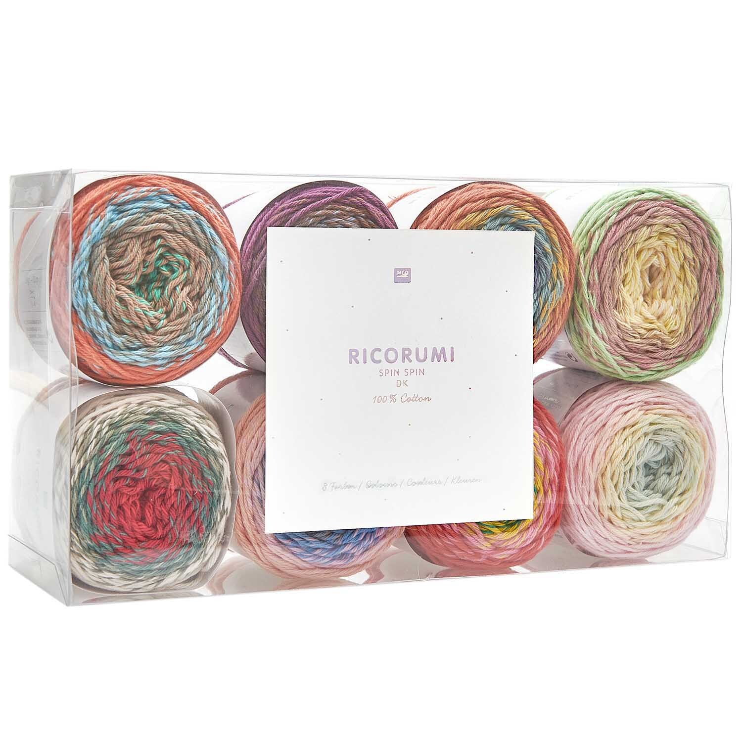 Ricorumi Spin Spin dk Set von Rico Design: Bunte Garnrollen in einer transparenten Verpackung, ideal für kreative Strickprojekte.
