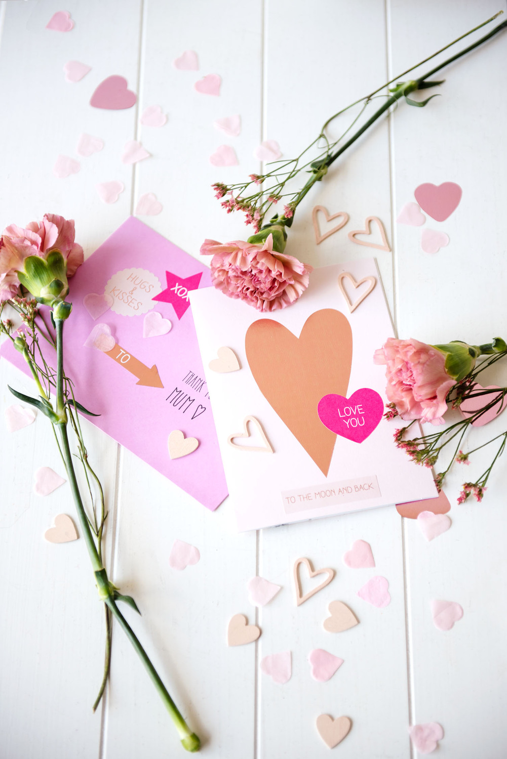 Paper Poetry Grußkartenset mit Herzmotiv und rosa Blumen auf weißem Hintergrund, ideal für romantische Anlässe.