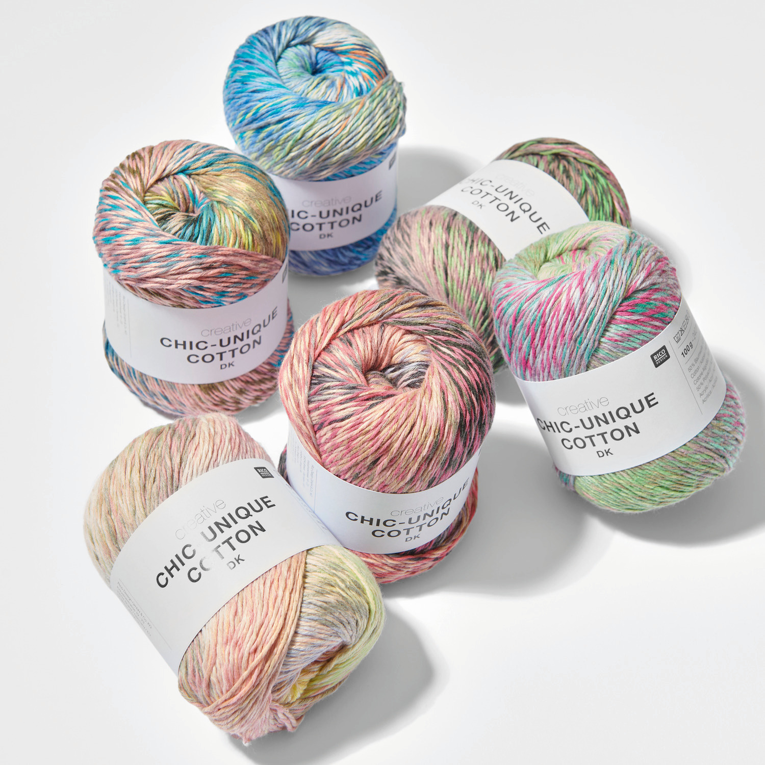 Creative Chic-Unique Cotton dk, bunte Garnknäuel in Pastelltönen, ideal für Strickprojekte.