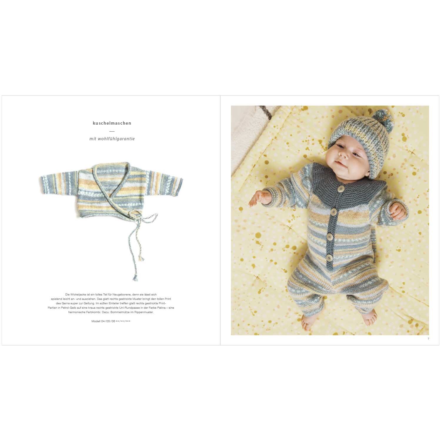 Rico Baby Heft Nr.26 zeigt ein Baby in gestricktem, gestreiftem Outfit mit Mütze auf gelbem Hintergrund.