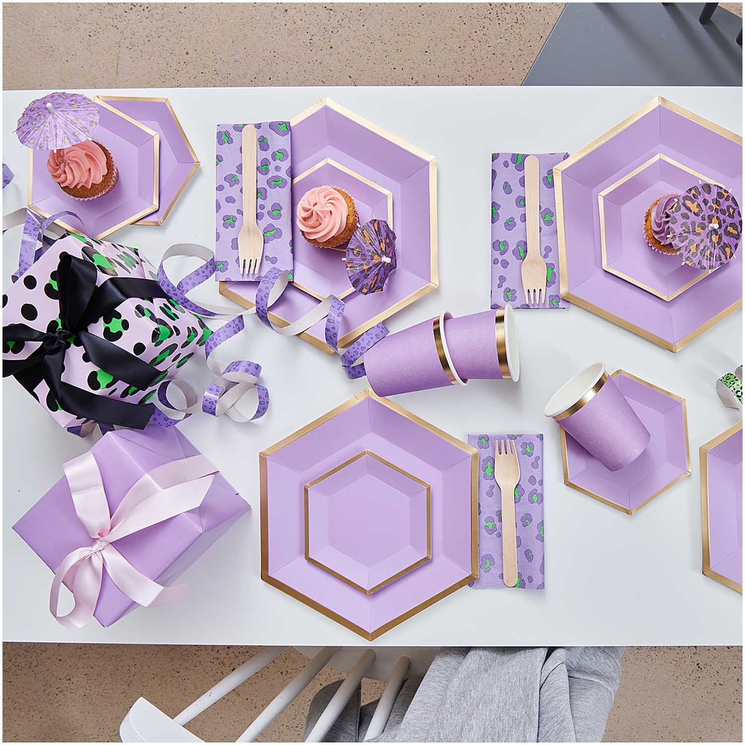 Paper Poetry Geschenkpapier in Flieder, umgeben von dekorativen Tellern, Bechern und Besteck in passendem Design.