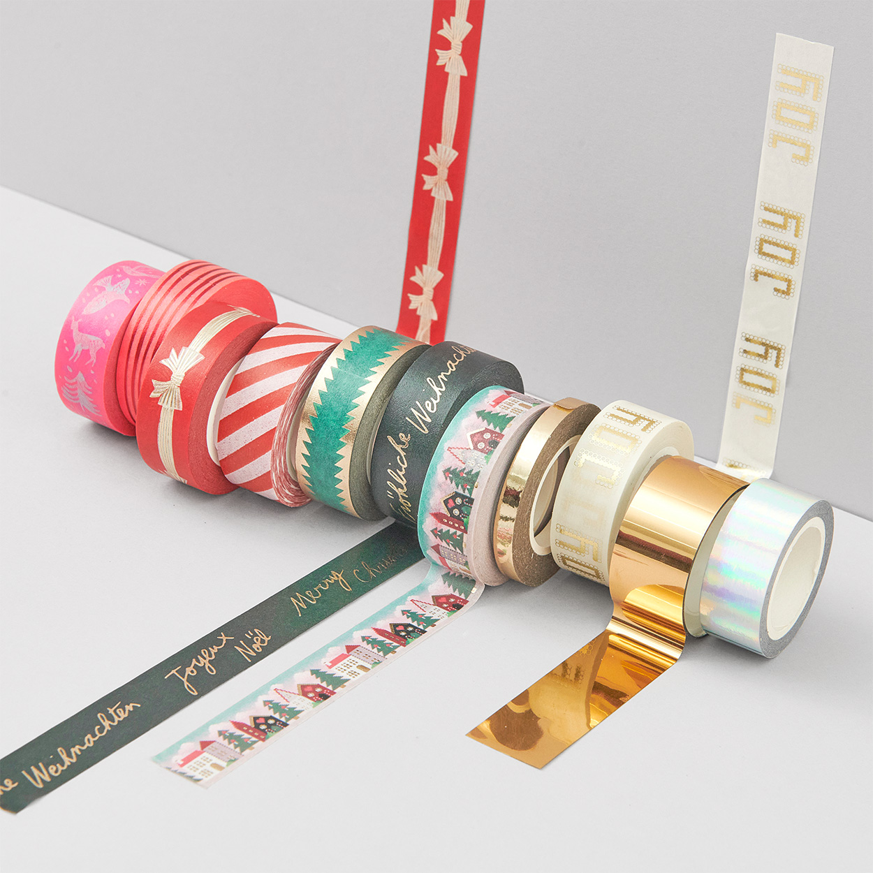 Tapes mit weihnachtlichen Mustern aufgereiht und aufgeklebt. Fotosetting graue Ecke.