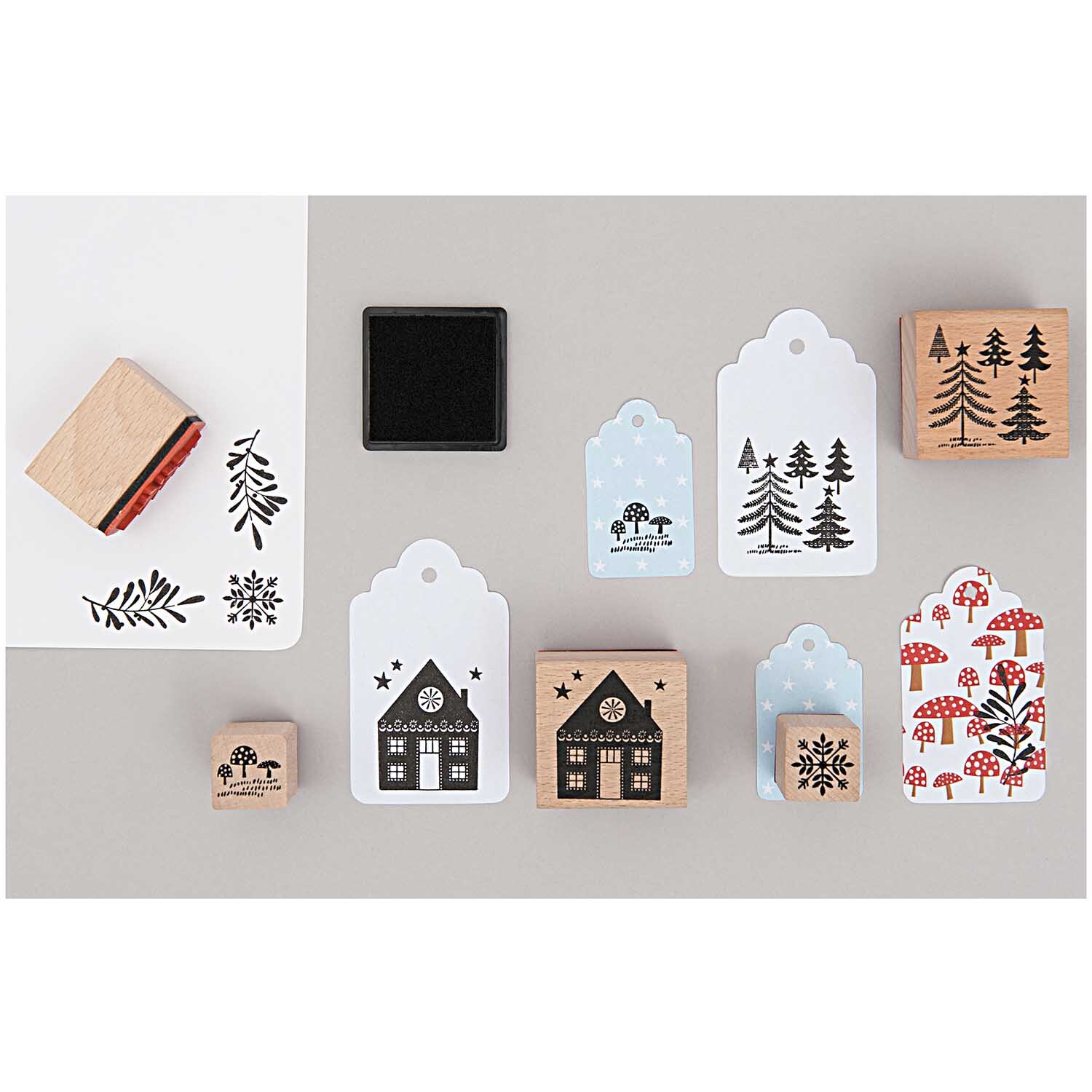 Paper Poetry Geschenkanhänger Ornament weiß 30 Stück, dekoriert mit Stempeln und Tinte.