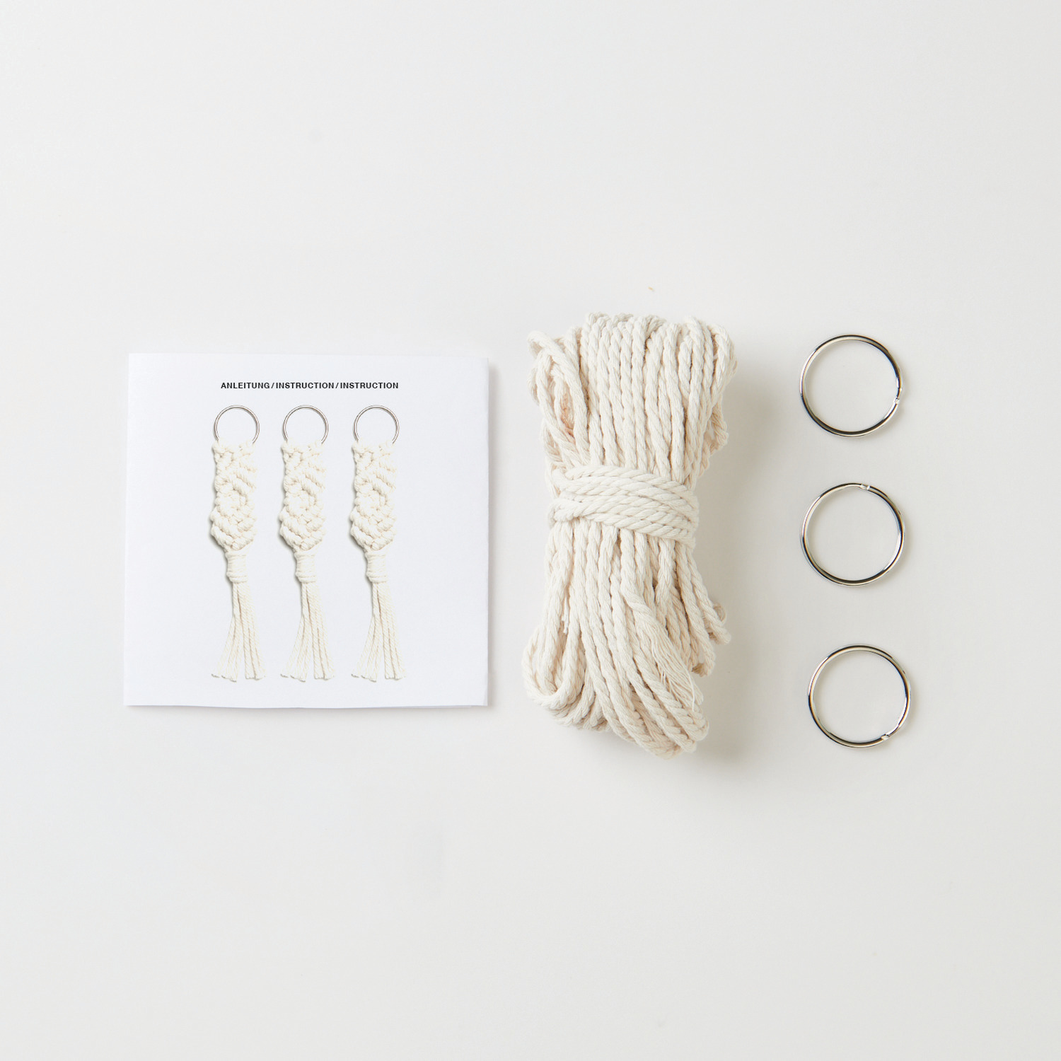 Makramee Set Schlüsselanhänger, 3 Stück, von Rico Design. Enthält Anleitung, Seil und Ringe in Naturfarbe. Ideal für DIY-Projekte.