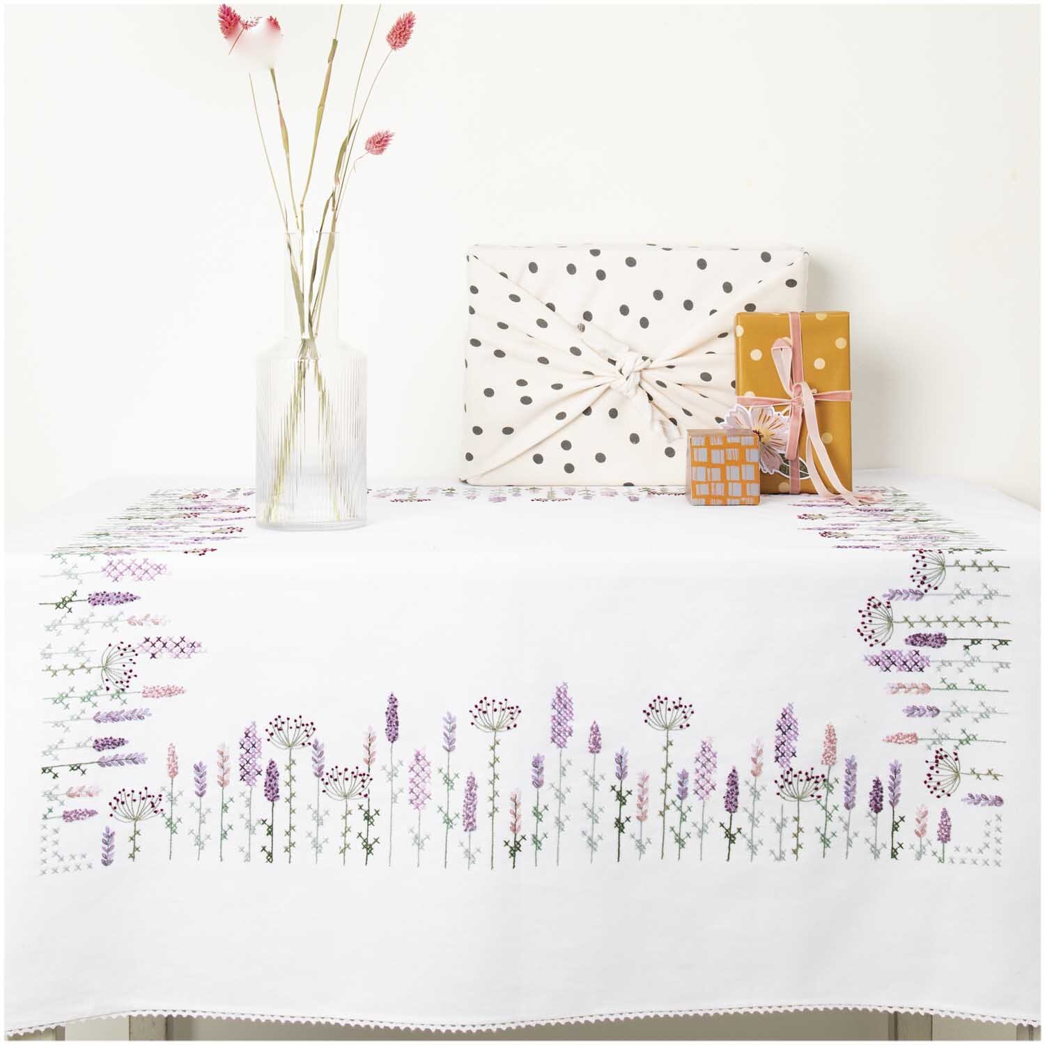 Stickpackung Tischdecke Lavendelfeld 95x95cm mit zarten Lavendelmotiven in Lila und Grün.
