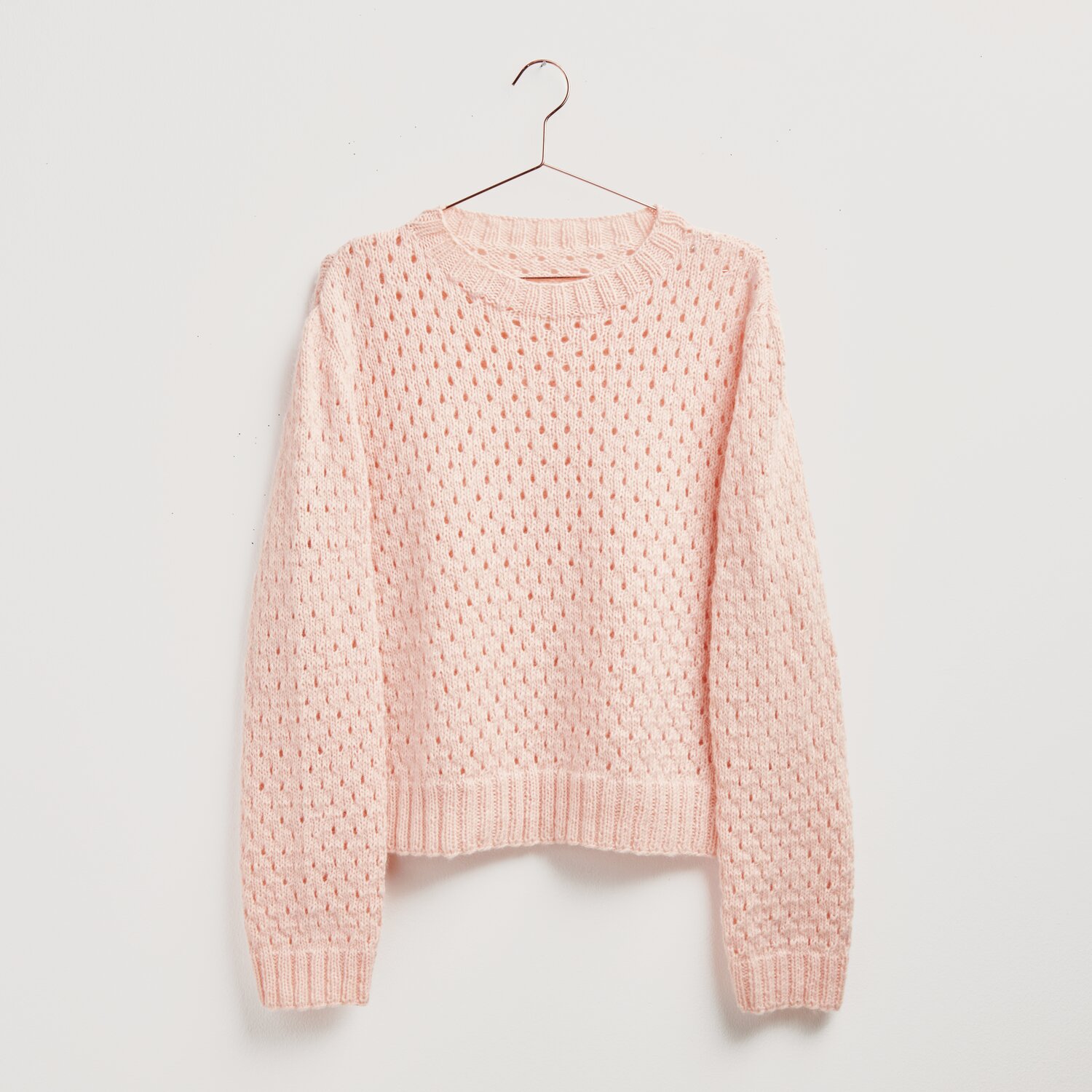 Strickset Pullover Modell 16 aus Made by Me No. 20, rosa gestrickt, hängt an einem Kleiderbügel. Ideal für Frühjahr-Sommer.