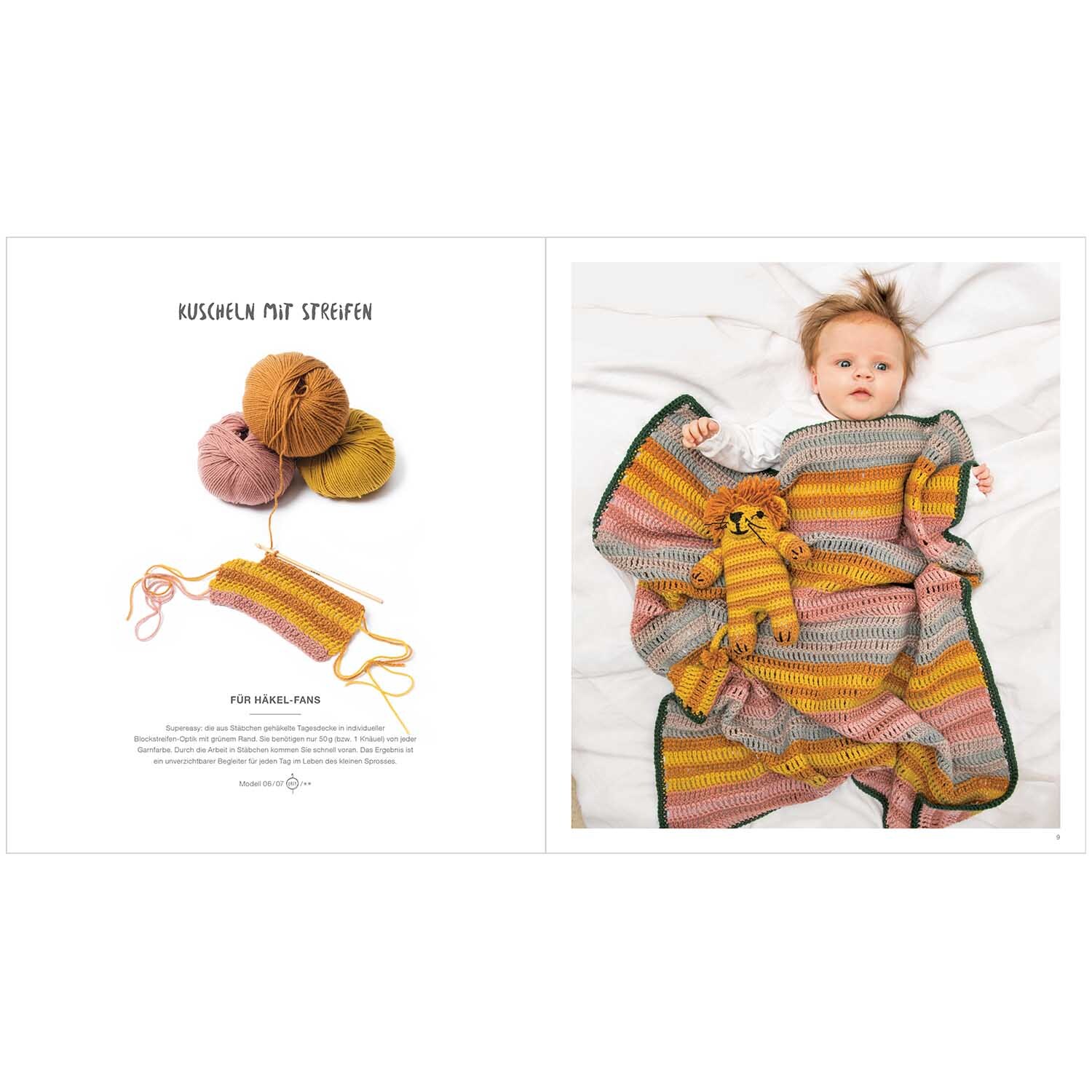 Rico Baby Heft Nr.28 zeigt ein Baby in gestreifter Decke mit passendem Kuscheltier, umgeben von buntem Garn.