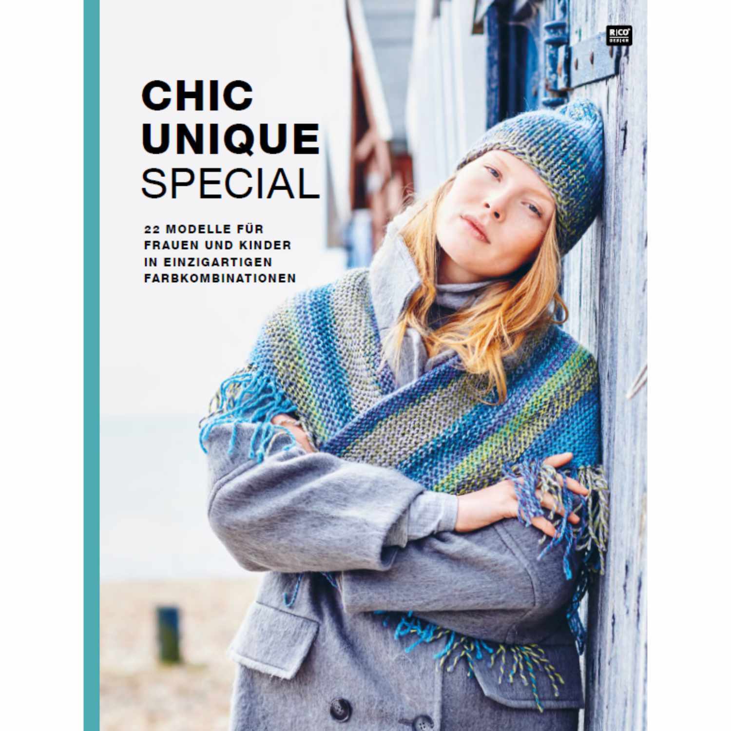 Chic Unique Special: Frau in gestricktem Schal und Mütze, posiert vor einem Gebäude. Marke: Rico Design.