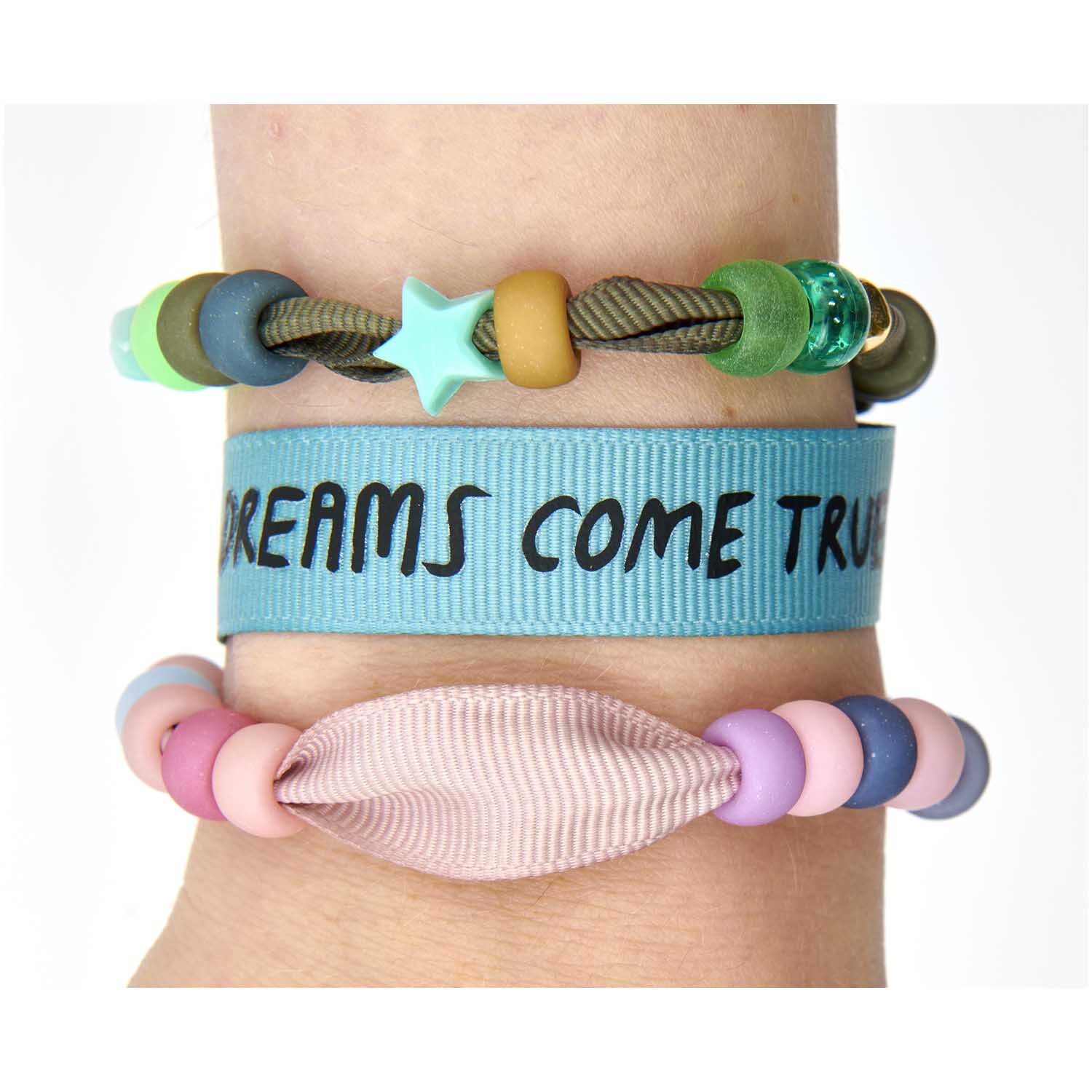 Itoshii - Ponii Beads Ripsband Armbänder, 10 Stück in Erdfarben, zeigen bunte Perlen und ein Band mit "Dreams Come True" auf einem Arm.