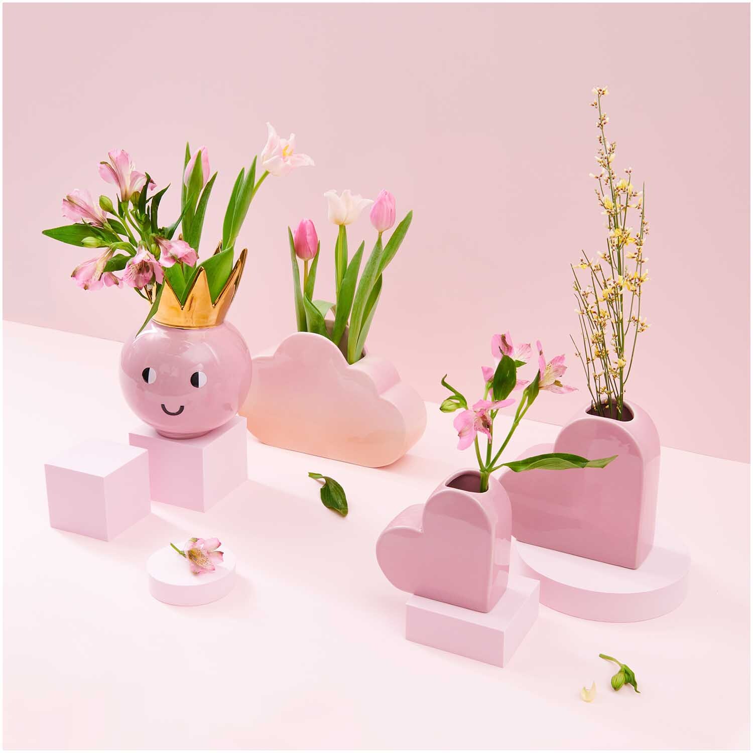 Keramik Vase Herz klein 12x5,5x12cm in Rosa, dekoriert mit Blumen, auf einem Tisch arrangiert.