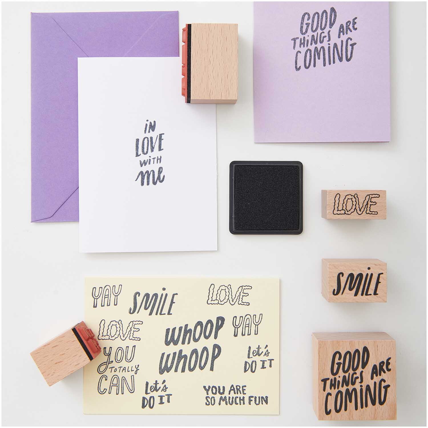 Paper Poetry Stempelset You are Magic, 14-teilig von Rico Design, zeigt Stempel mit inspirierenden Botschaften und Karten in verschiedenen Farben.