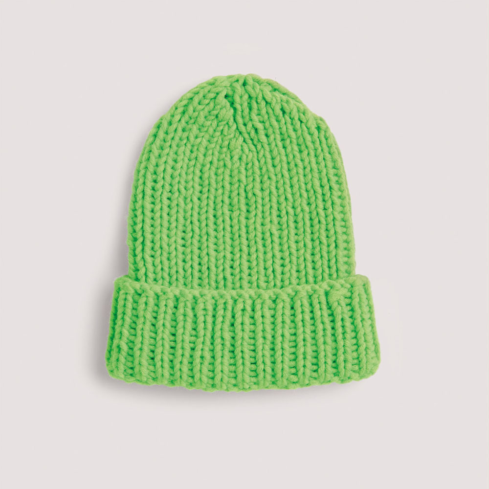 Neon-Grüne Mütze auf grauem Hintergrund – zum Strickset