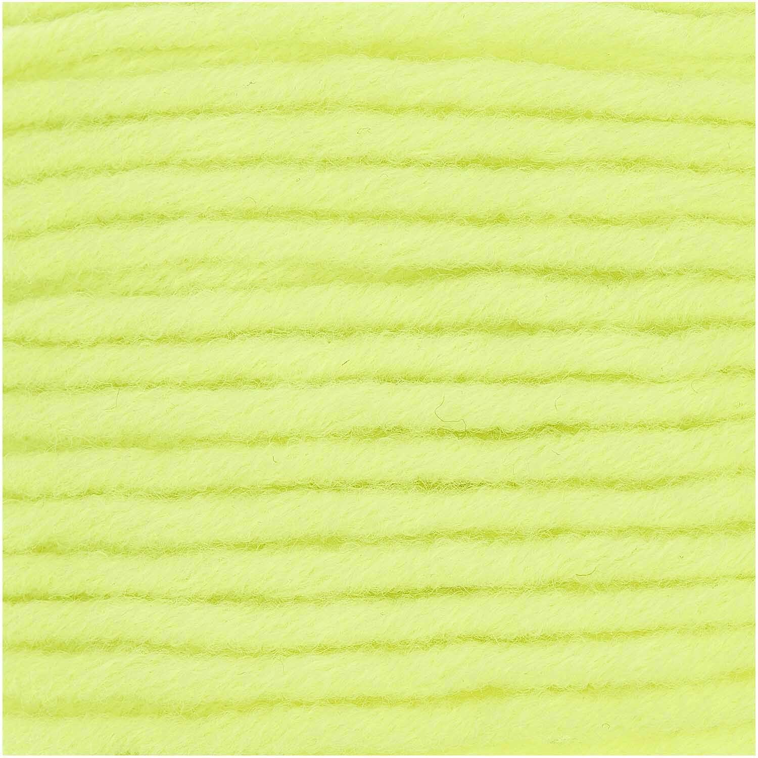 Polar Wolle in Neon Gelb von Rico Design, 50g 45m. Nahaufnahme der weichen, leuchtenden Textur.