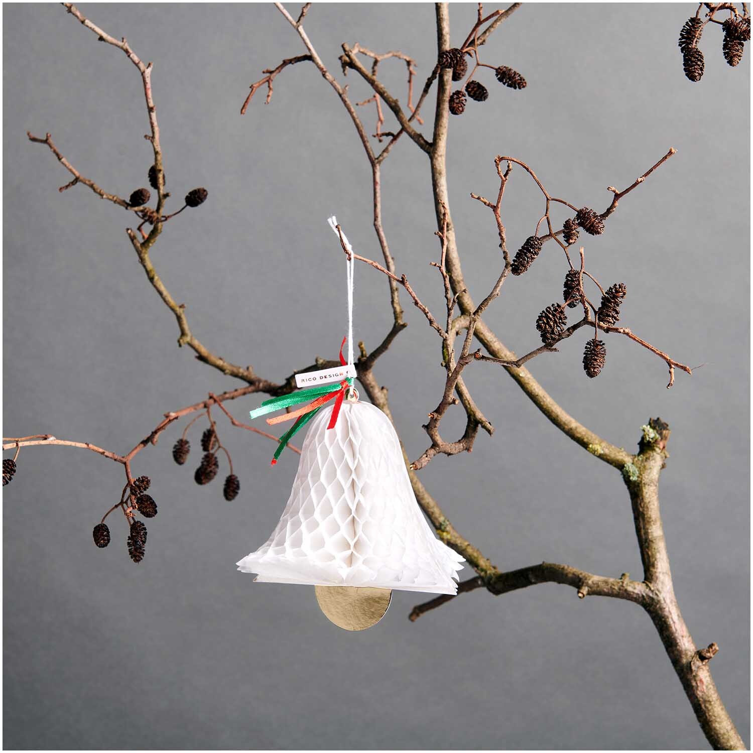 Paper Poetry Kartenset mit Pop-Up Anhänger Glocke B6, weiß, an einem kahlen Ast hängend.