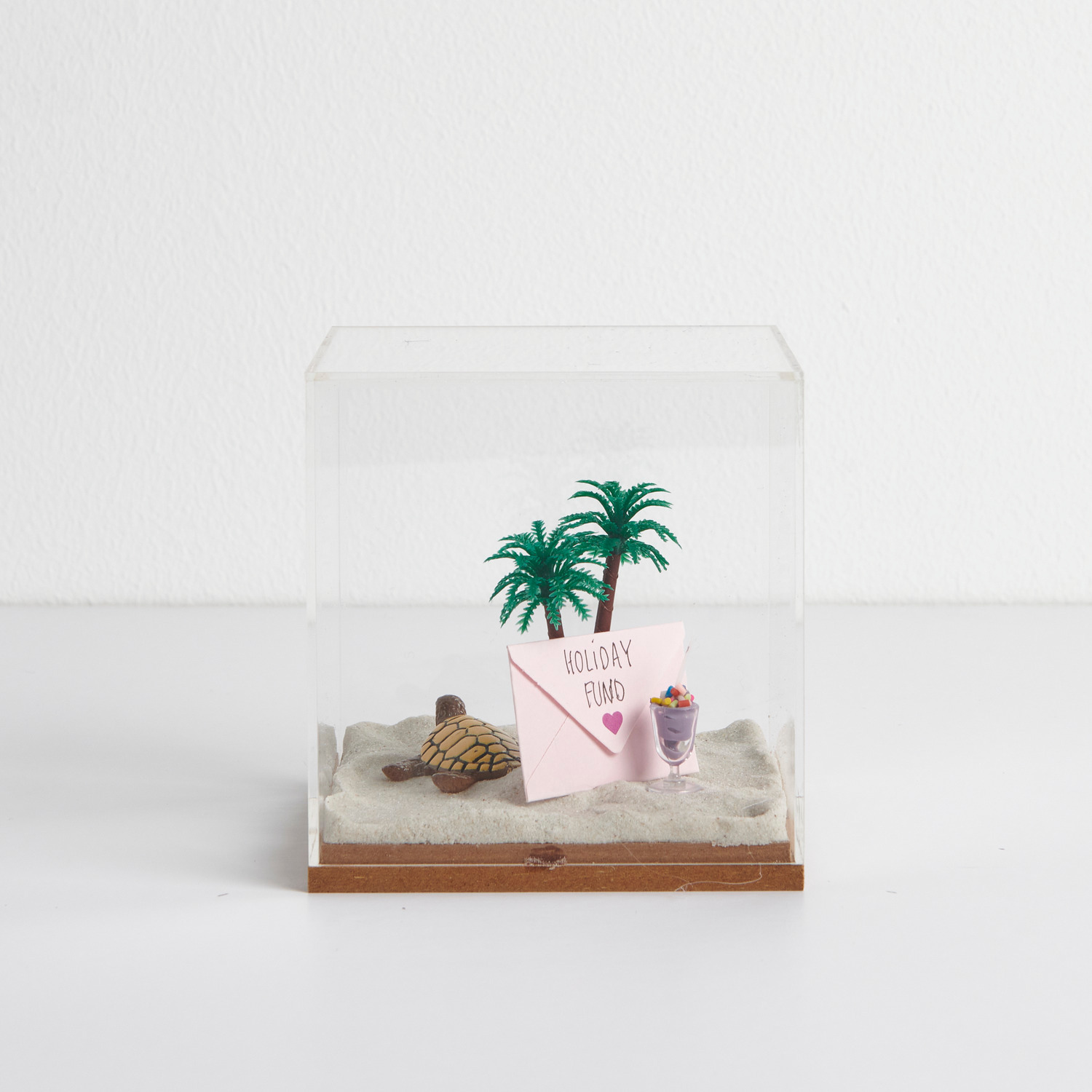Miniatur Schildkröte in Figurico Dekohaube Würfel mit Palmen und Sand, ideal für Urlaubsthemen.