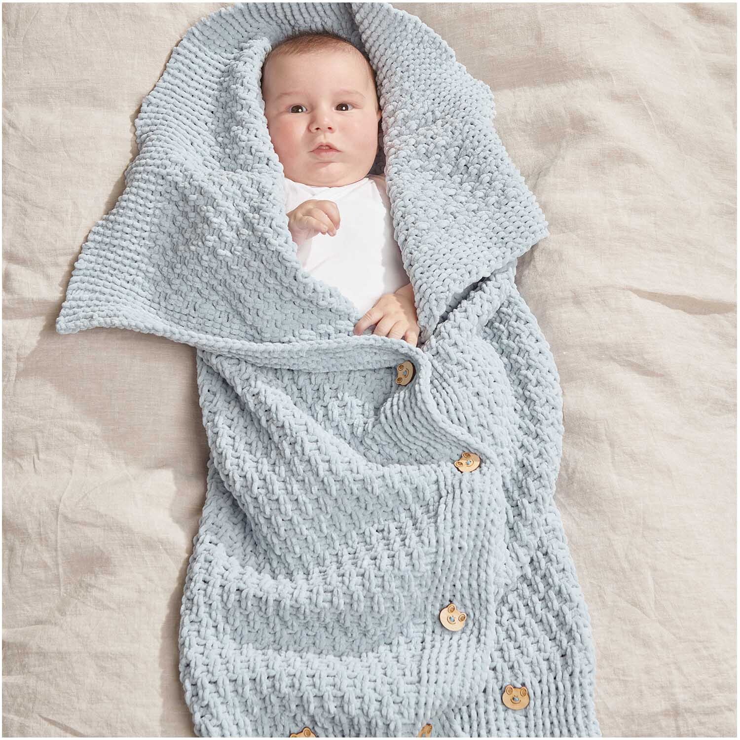Creative Chenillove: Baby in hellblauer Strickdecke von Rico Design, weich und kuschelig, 100g 110m.
