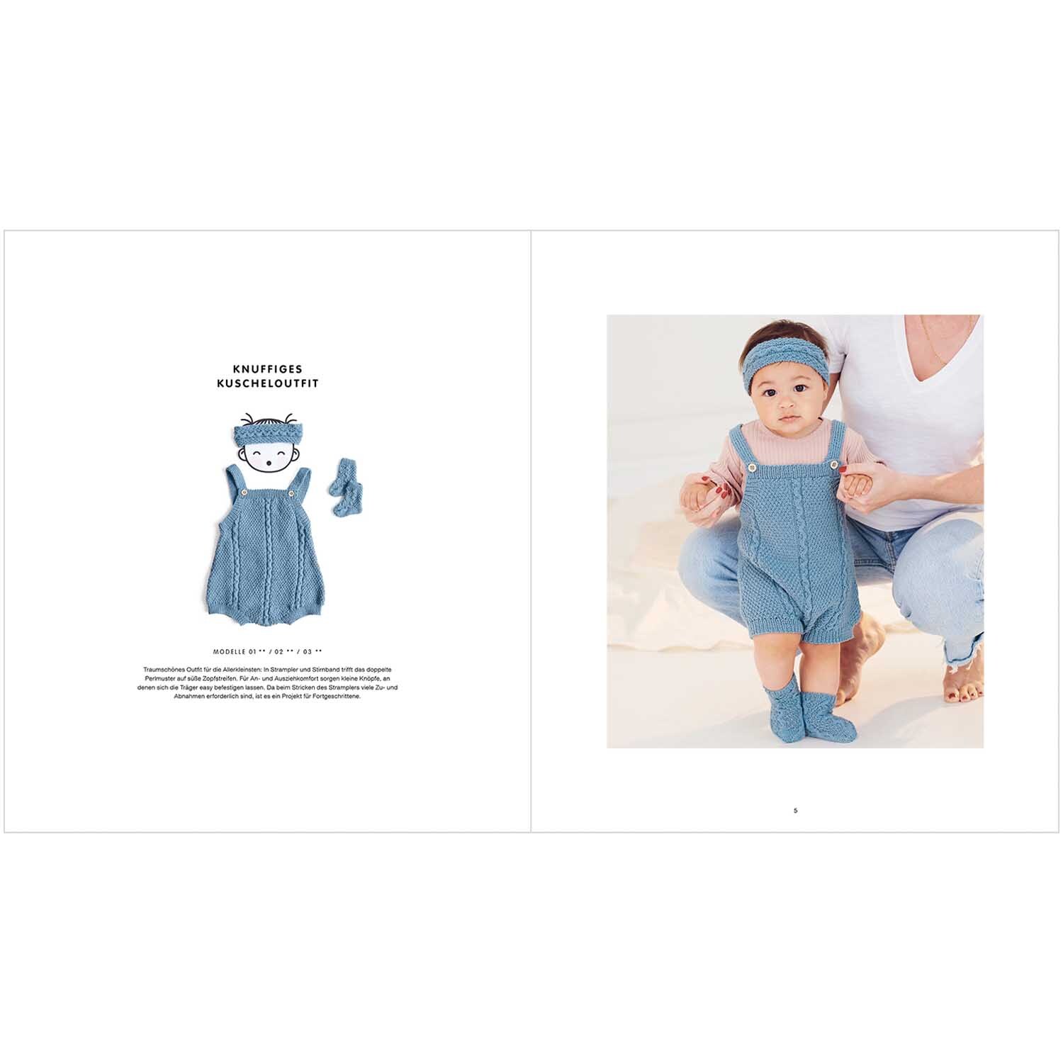 Baby Merino 01: Ein Baby trägt einen blauen Strampler von Rico Design, kombiniert mit passenden Socken und Stirnband.