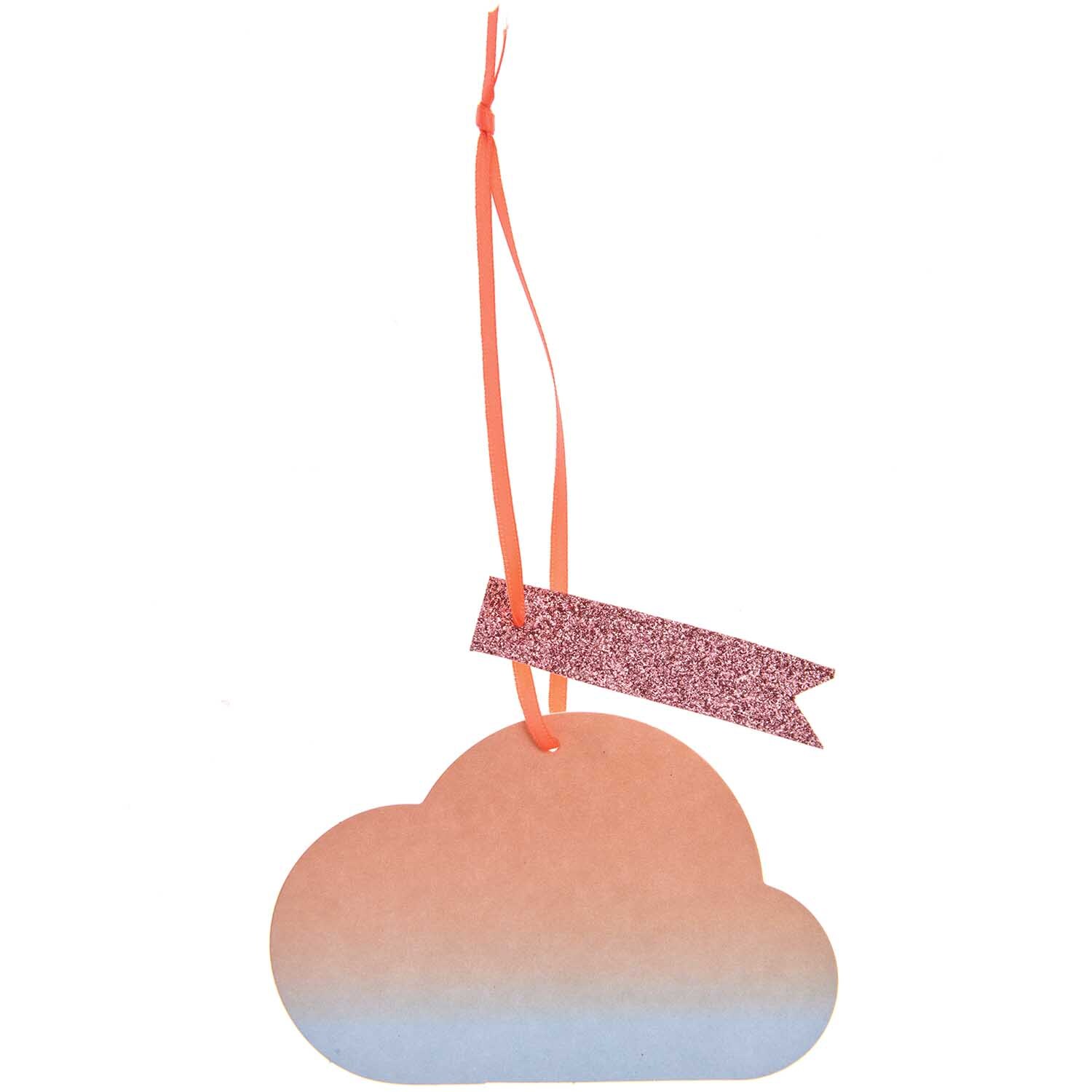 Paper Poetry Geschenkanhänger Wolken in Wolkenform mit Farbverlauf und rotem Band von Rico Design.
