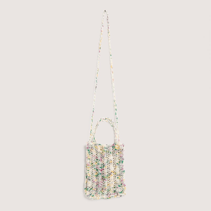 Gehäkelte Tasche in Weiß mit bunten Akzenten: Modell 03 aus dem Heft Made by Me No. 22
