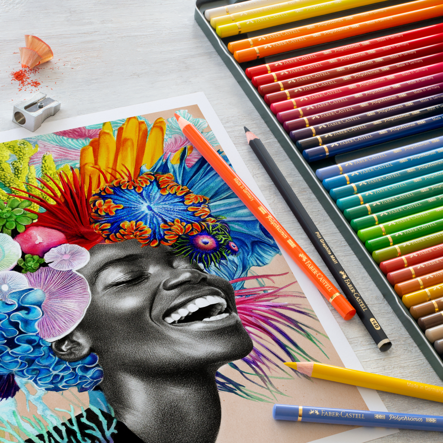 Polychromos Farbstifte Metalletui, 36-teilig von Faber Castell, neben einem farbenfrohen Kunstwerk.