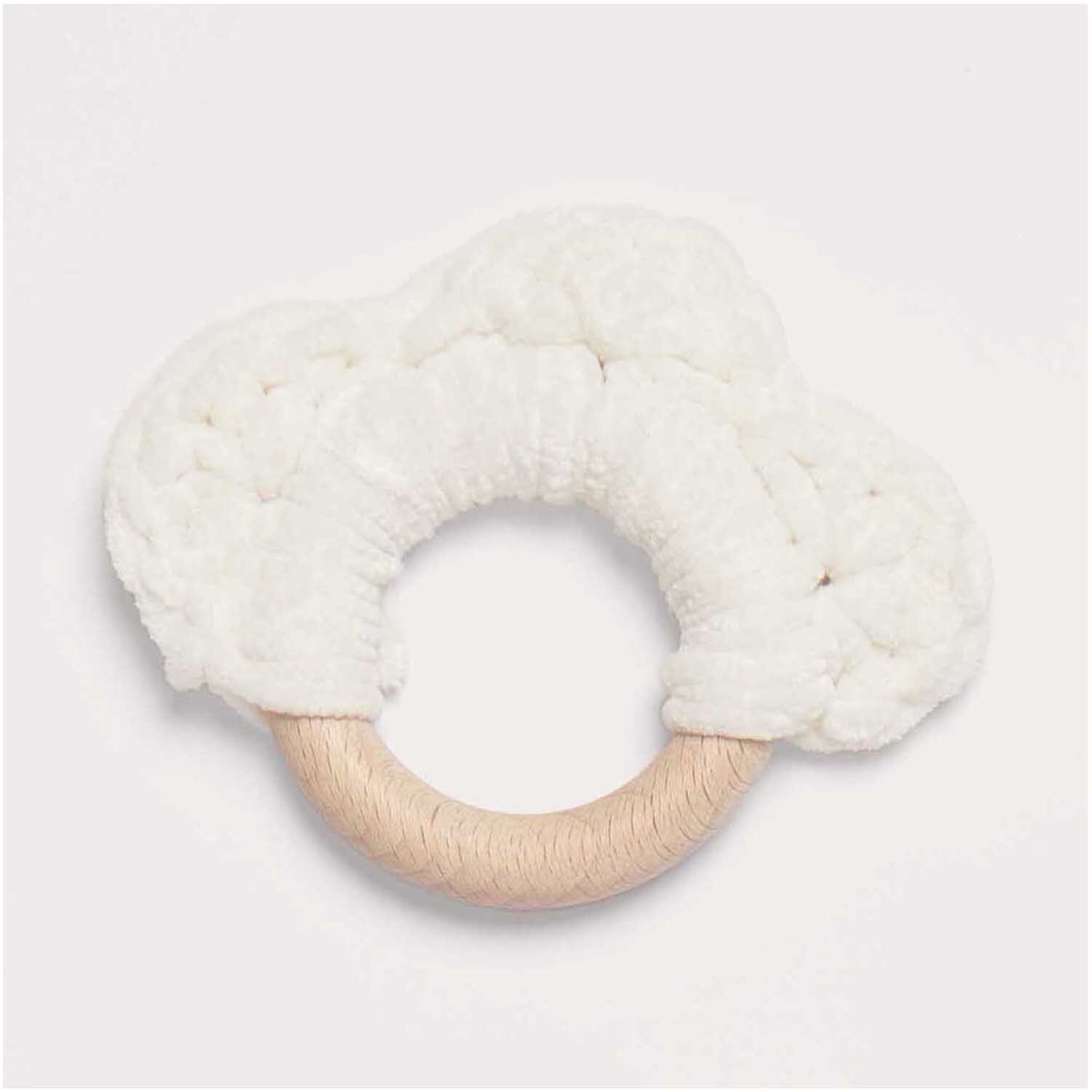 Häkelset Beißring Modell 05 aus Baby Chenillove, weiß, mit Holzring und weicher Textur.