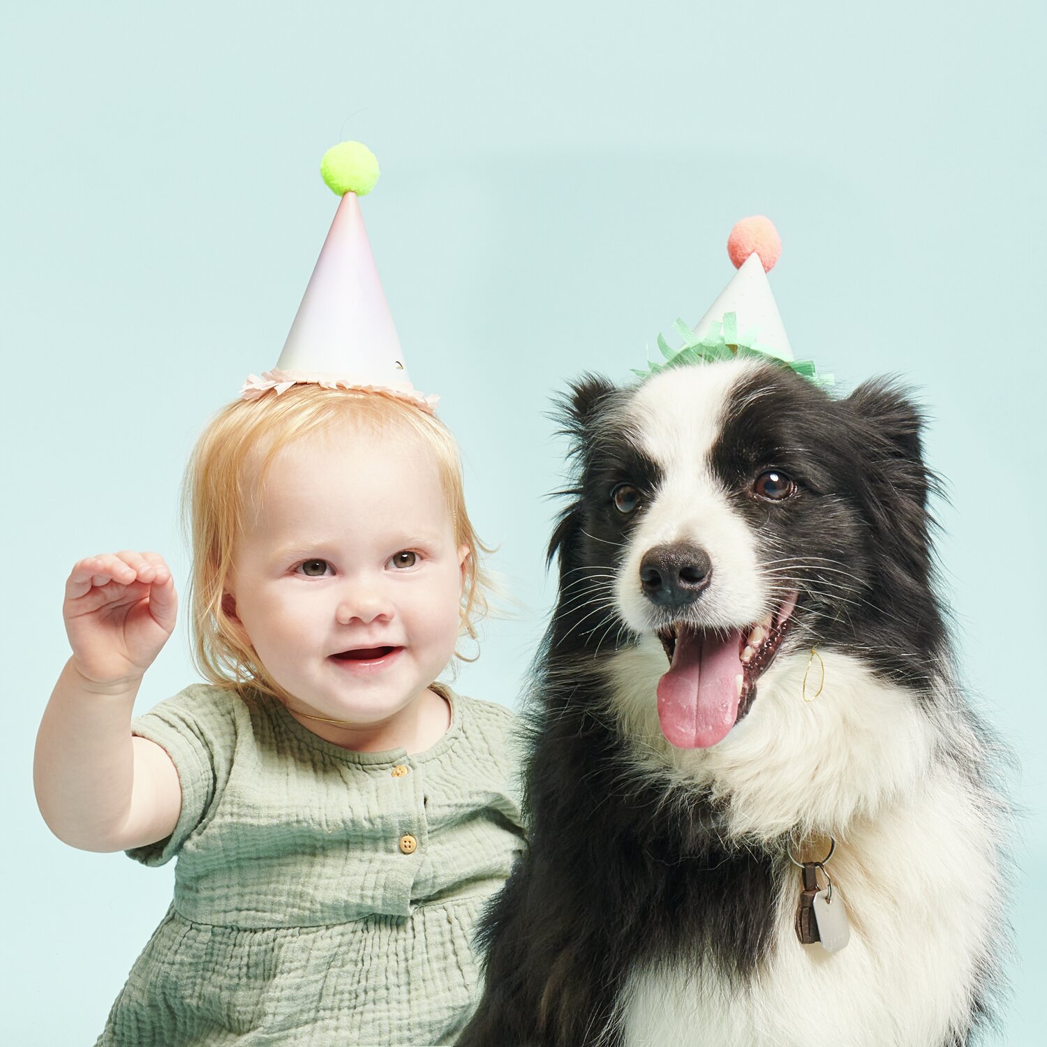 Mini-Partyhüte: Kind und Hund mit bunten Partyhüten von Rico Design, Ø 8x14cm, 8 Stück.