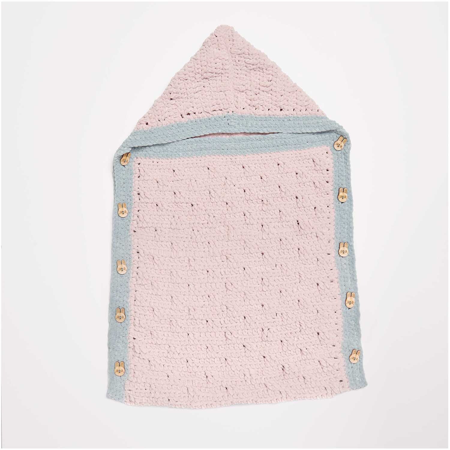 Häkelset Schlafsack Modell 16 aus Baby Chenillove, zweifarbig mit Knöpfen und Kapuze.
