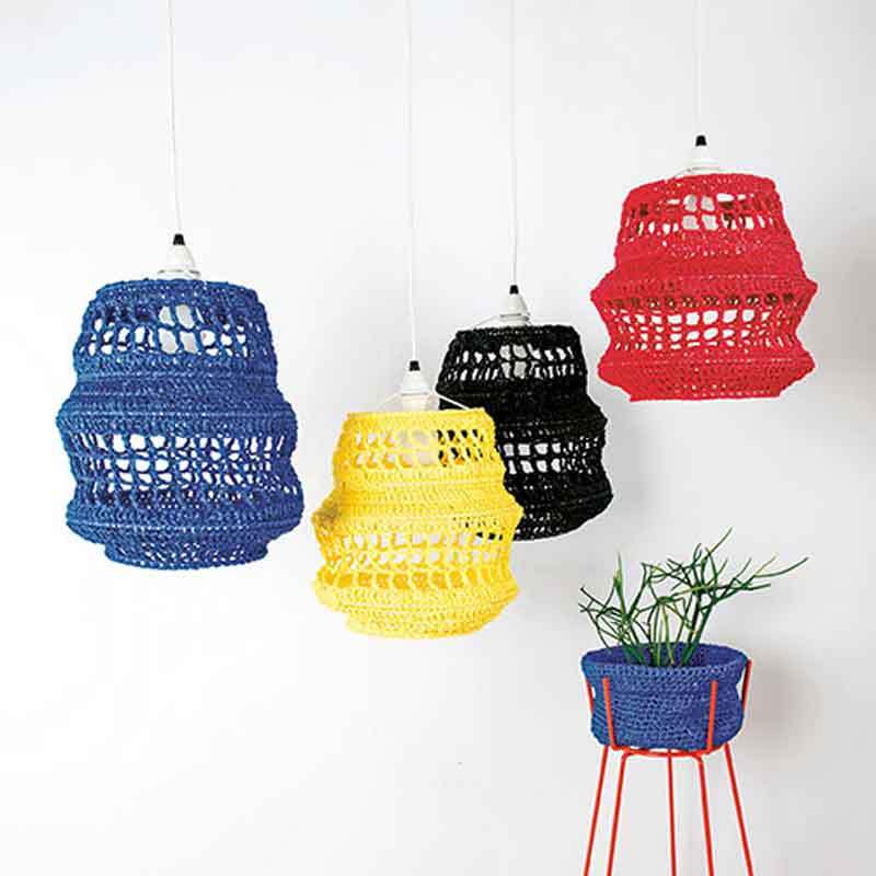 Creative Paper: Bunte, gehäkelte Lampenschirme in Blau, Gelb, Schwarz und Rot von Rico Design.