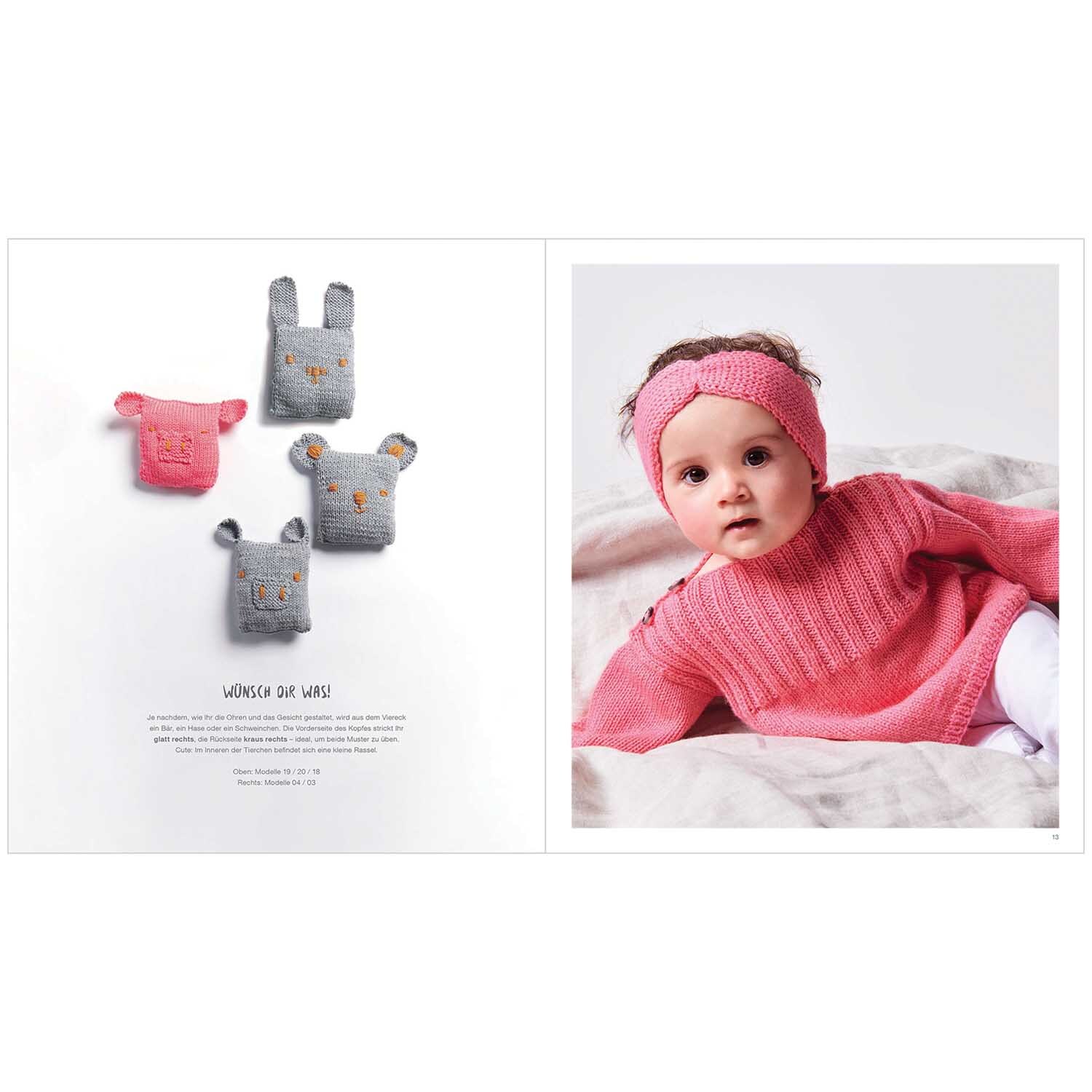 Rico Baby Heft Nr.31 zeigt ein Baby in rosa Strickkleidung mit passendem Stirnband, neben gestrickten Tierfiguren.