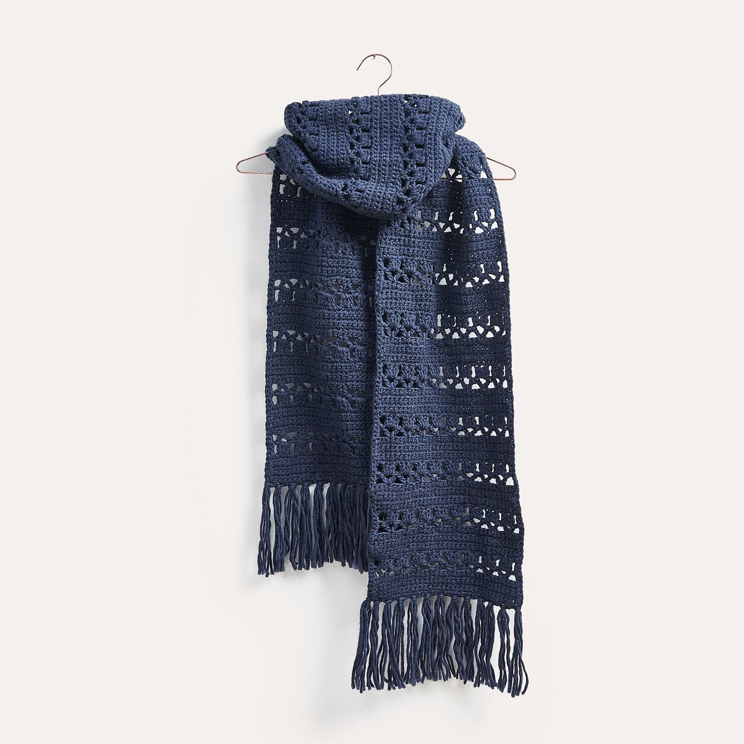 Gehäkelter Schal in Dunkelblau: Modell 12 aus dem Heft Winter Crochet Collection