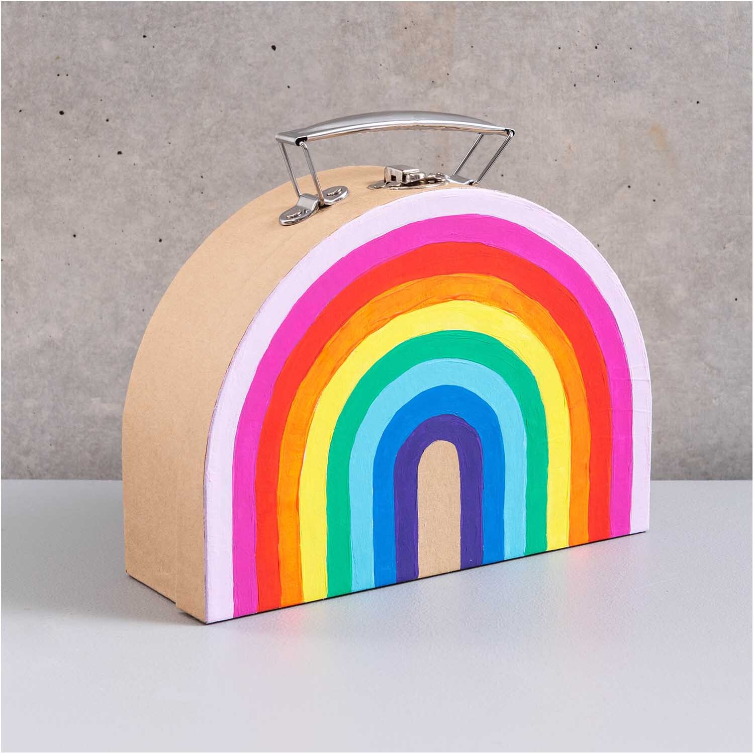 Koffer aus Pappe halbrund natur mit Regenbogenmotiv, ideal für kreative Aufbewahrung. Marke: Rico Design.