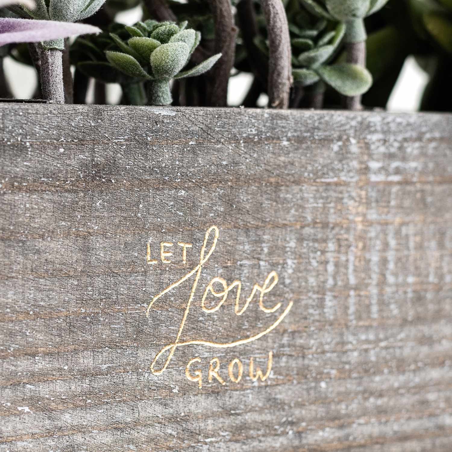 Foil Quill Freestyle Pen Kit: Holzbox mit Pflanzen und der Aufschrift "Let Love Grow" in eleganter Schrift.